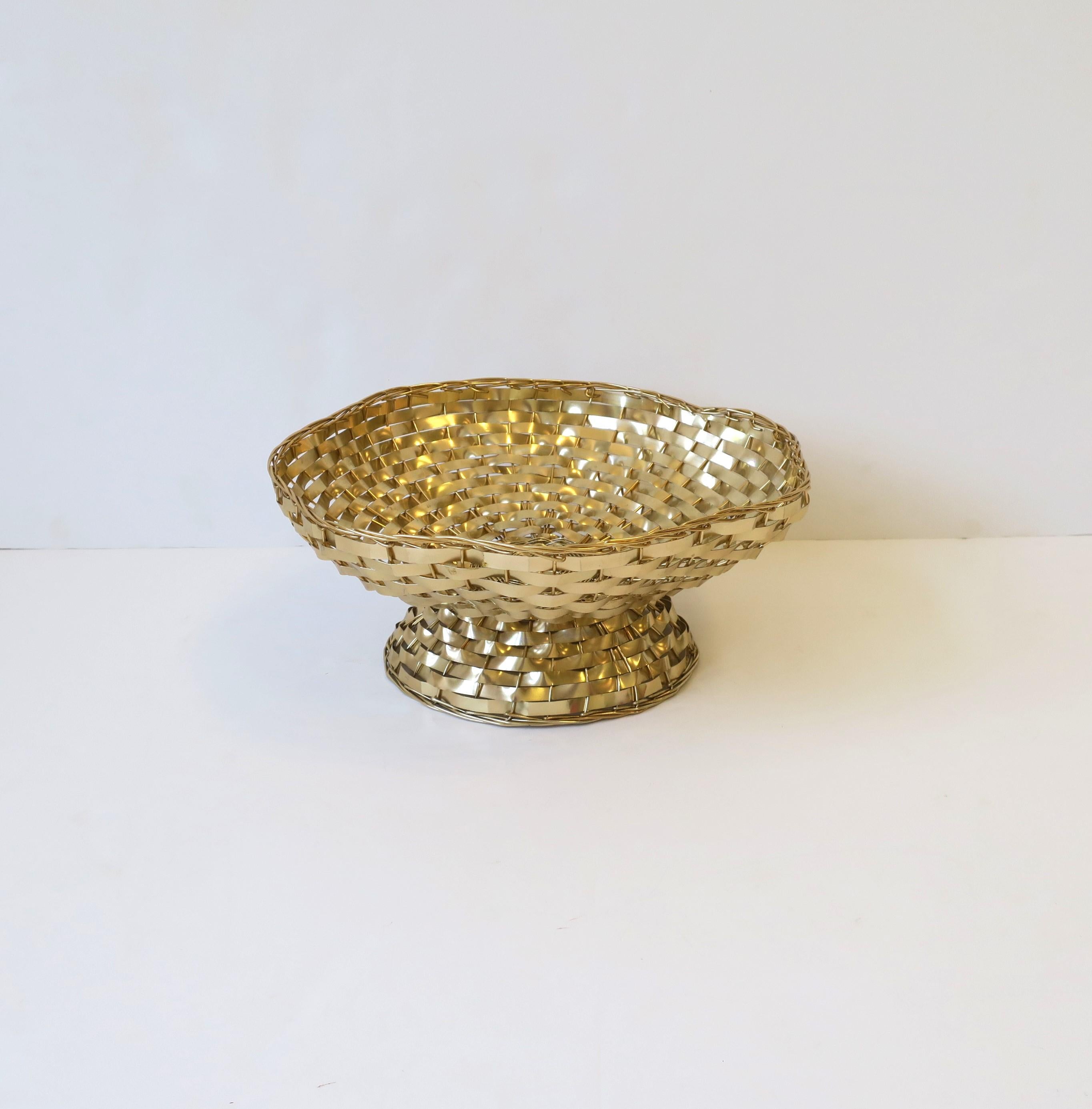 Italian Gold Wire Wicker Compote Basket with Scalloped Edge In Good Condition For Sale In New York, NY