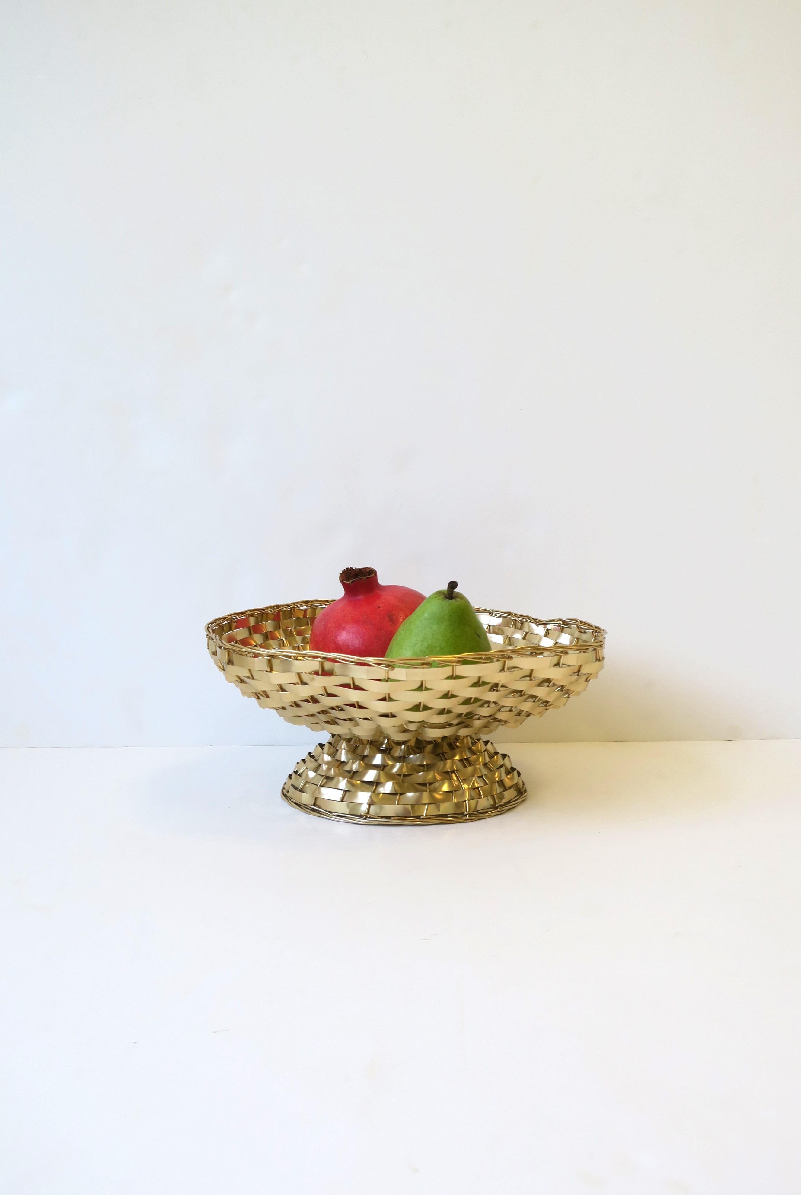 20th Century Italian Gold Wire Wicker Compote Basket with Scalloped Edge For Sale