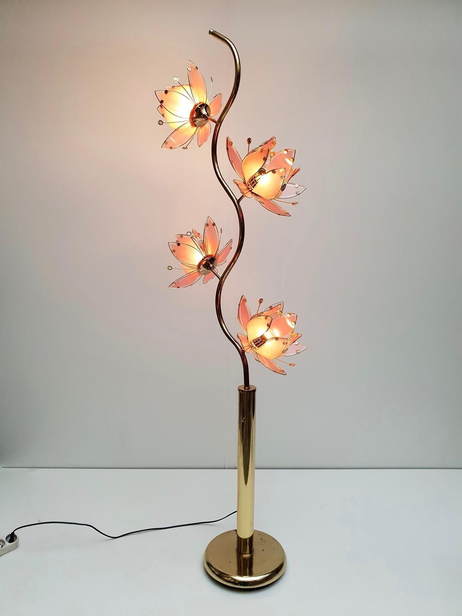 A spectacular Vintage Hollywood Regency Pink Glass Lotus Flower Floor Lamp.This dramatic lamp boasts four huge glass flowers, measuring 33cm in dimeter and 15cm in depth.The light makes a beautiful statement both day and night. It is a bouquet of