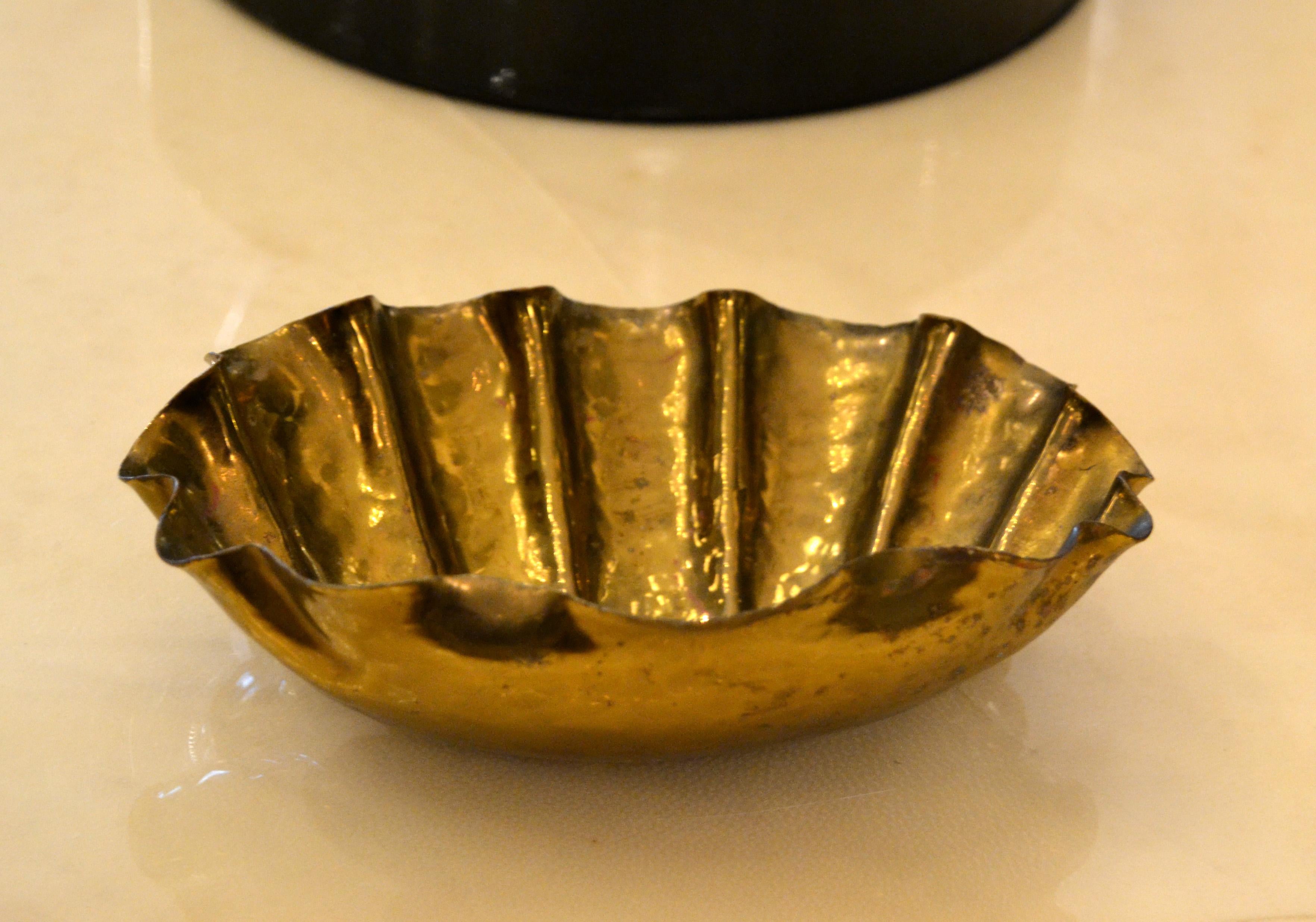Stunning Mid-Century Modern golden hammered handcrafted bronze clamshell footed bowl, key dish, catchall, made in Italy.
Marked at the base.
Great craftsmanship with elegance.
             