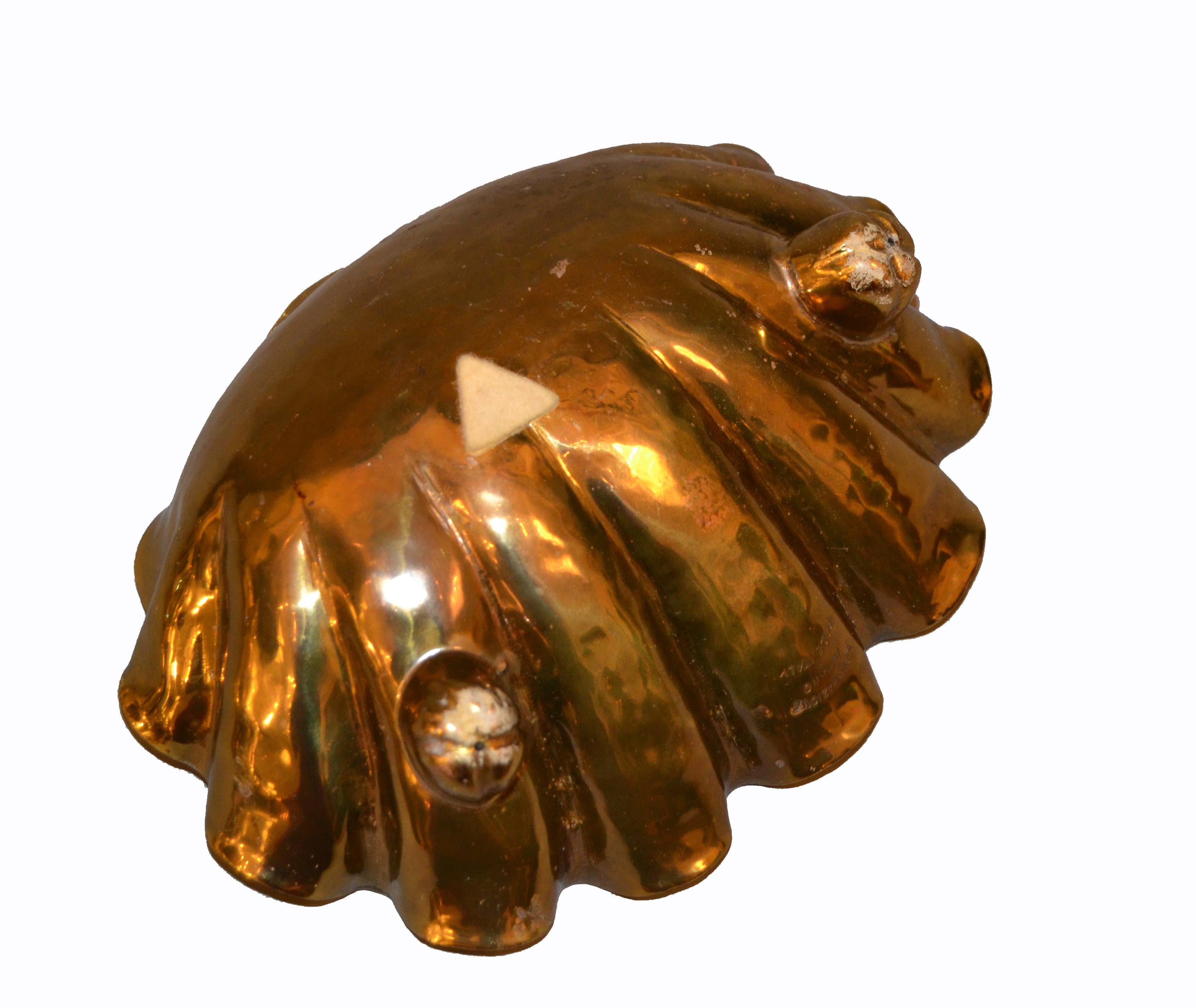 Italienische goldene handgehämmerte Bronzeschale mitlam-Fuß und Schlüsselanhänger, Italien im Angebot 1