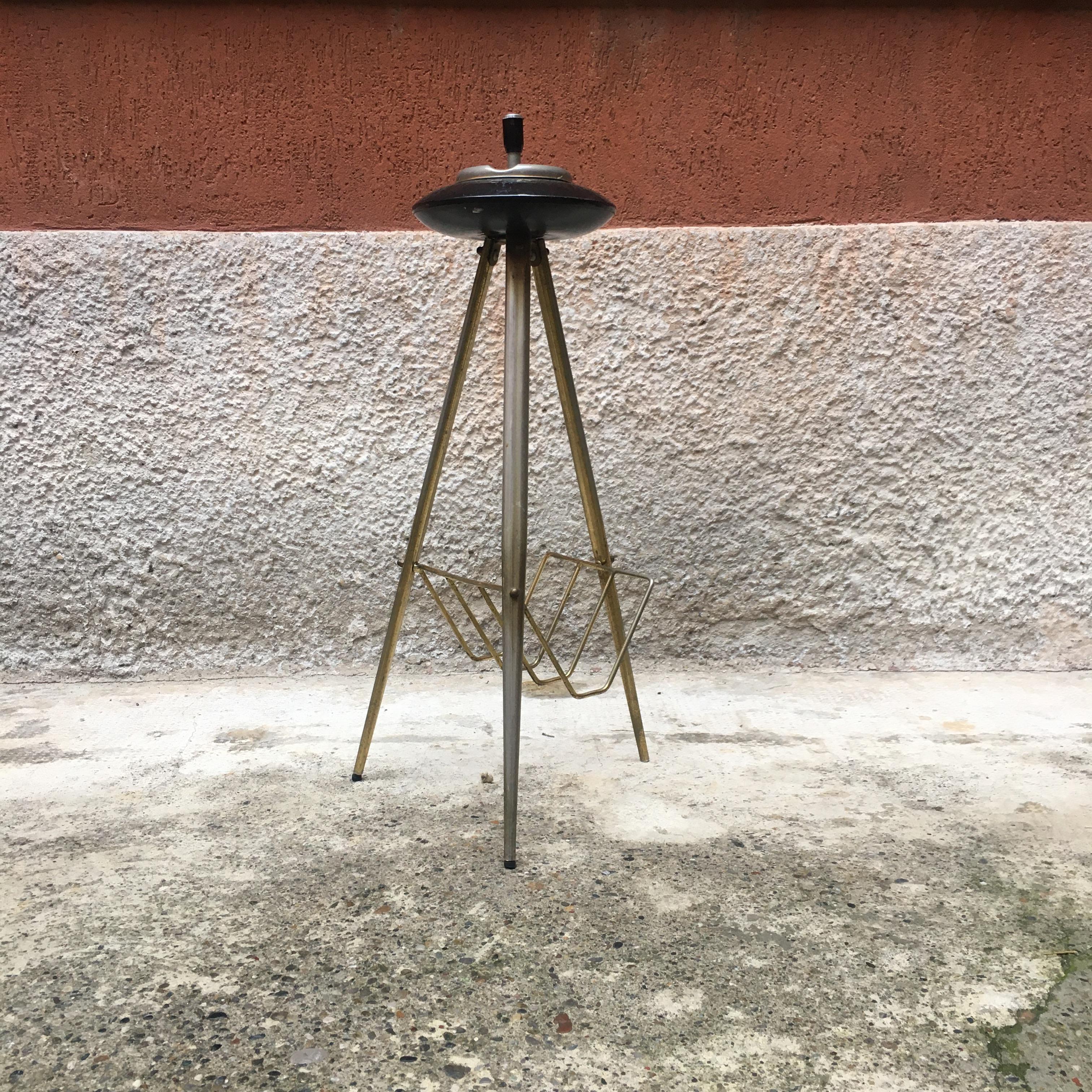 Italian golden metal floor Ashtray, 1950s
Floor ashtray with magazine rack, with golden metal frame and button that rotates and allows cleaning of the central support plate
Vintage conditions, gilded parts jumped on the paws.