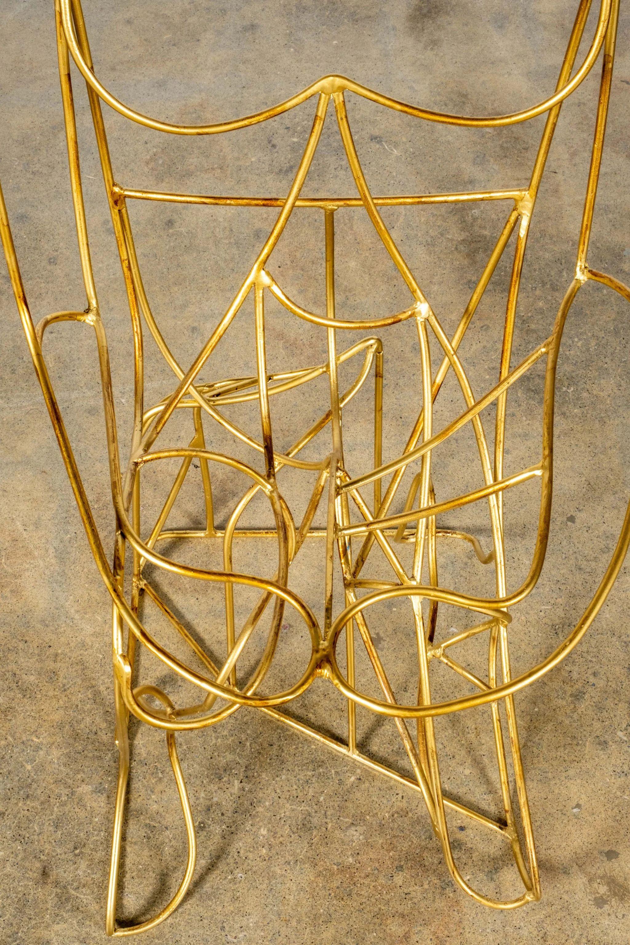 Silla Escultura Italiana Figura de Alambre Dorado Posmoderno en venta