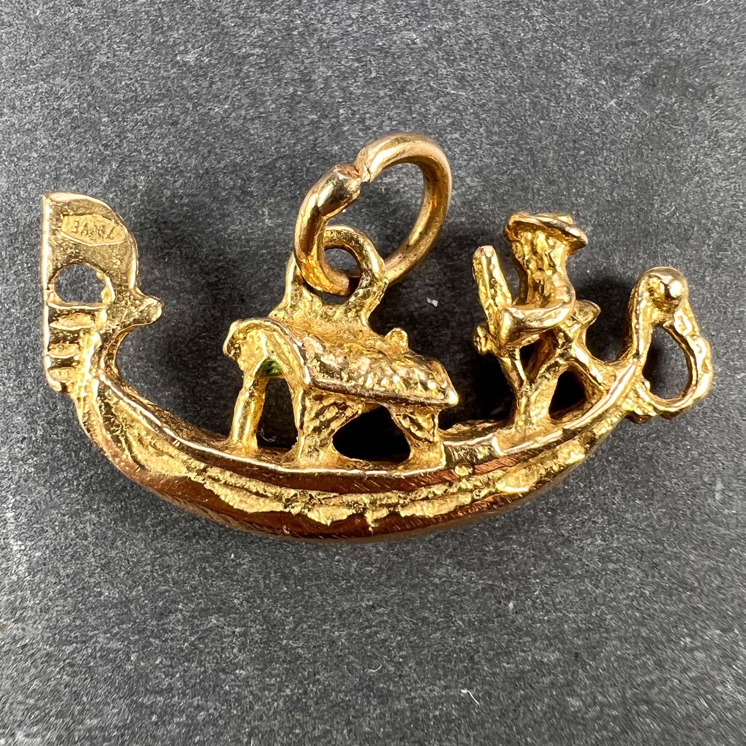 Italian Gondola Boat 18k Yellow Gold Charm Pendant In Good Condition For Sale In London, GB