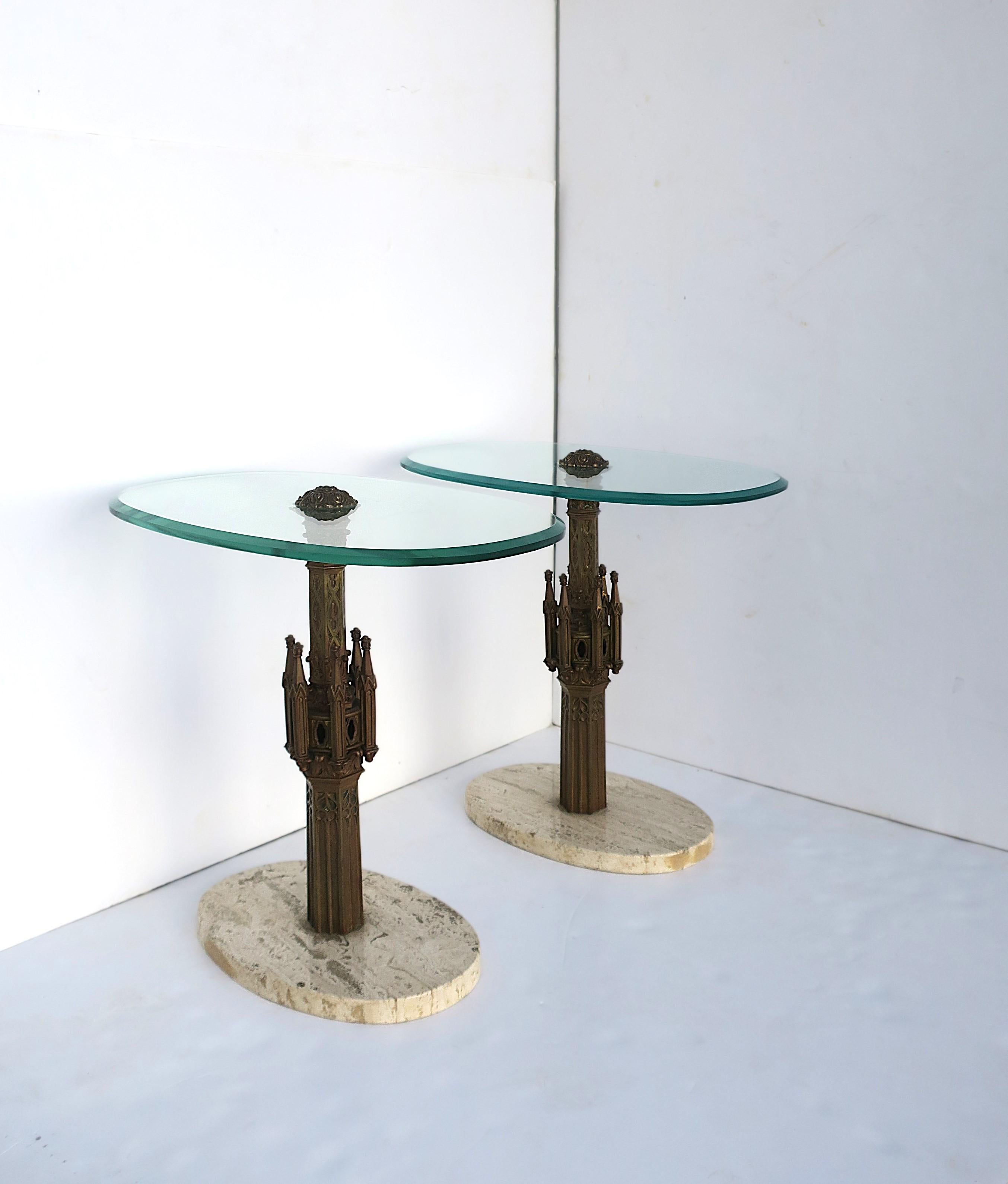 Gothique Paire de tables d'appoint ou de bout italiennes gothiques en laiton, verre et marbre travertin en vente