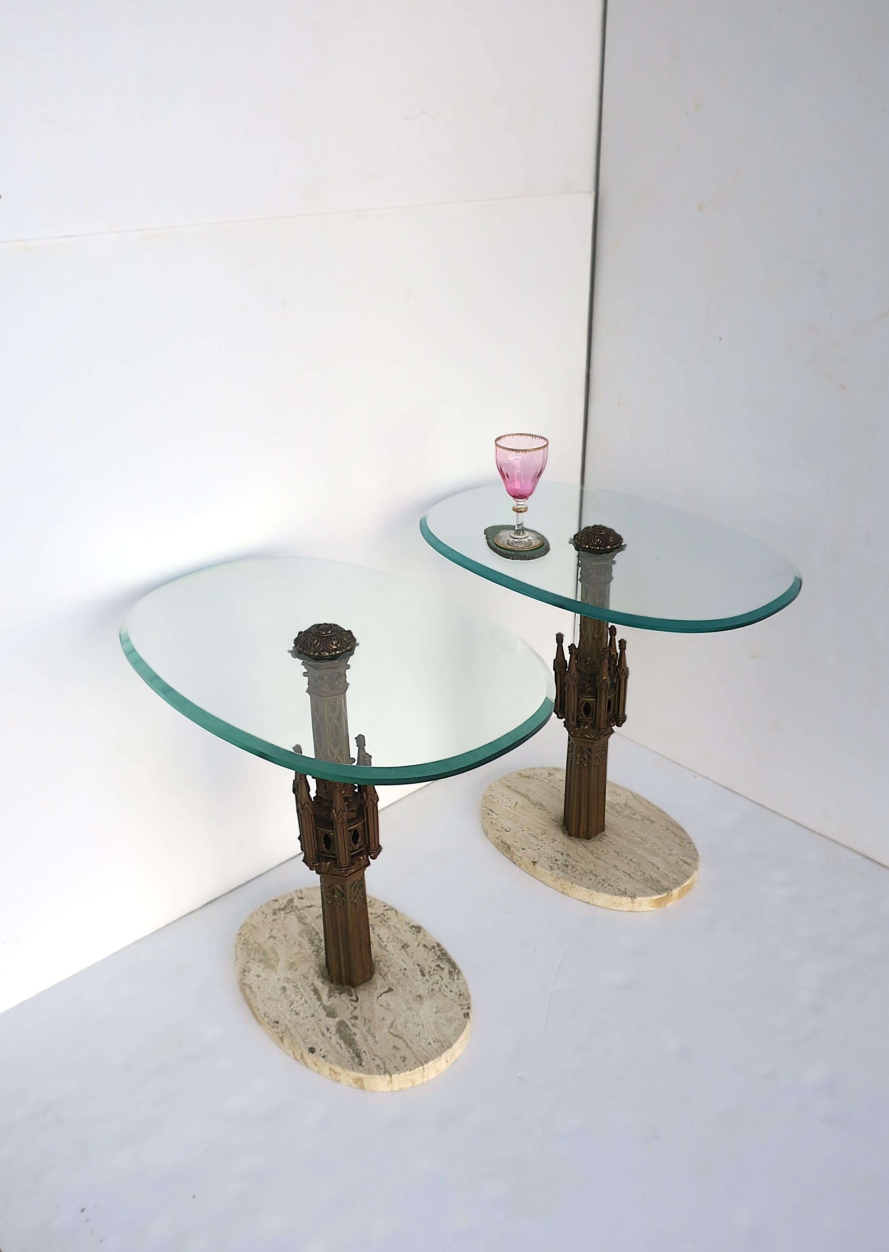 Paire de tables d'appoint ou de bout italiennes gothiques en laiton, verre et marbre travertin Bon état - En vente à New York, NY