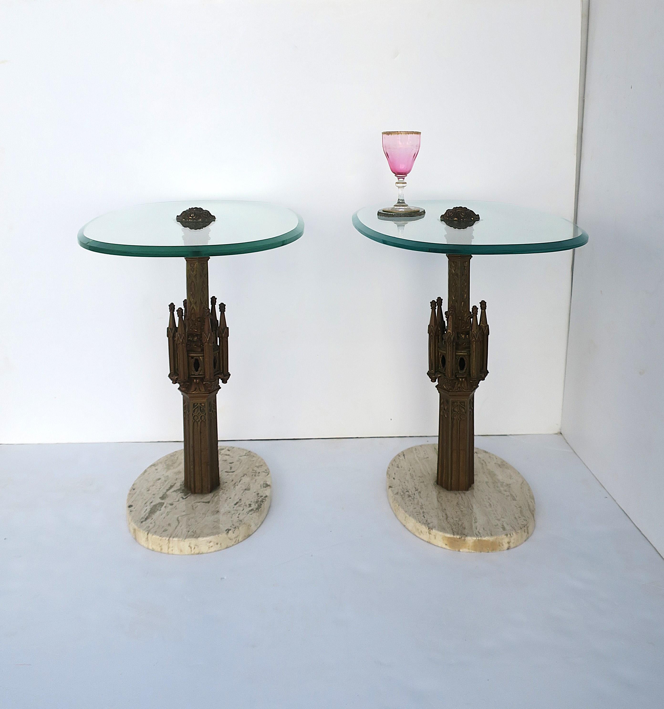 Milieu du XXe siècle Paire de tables d'appoint ou de bout italiennes gothiques en laiton, verre et marbre travertin en vente