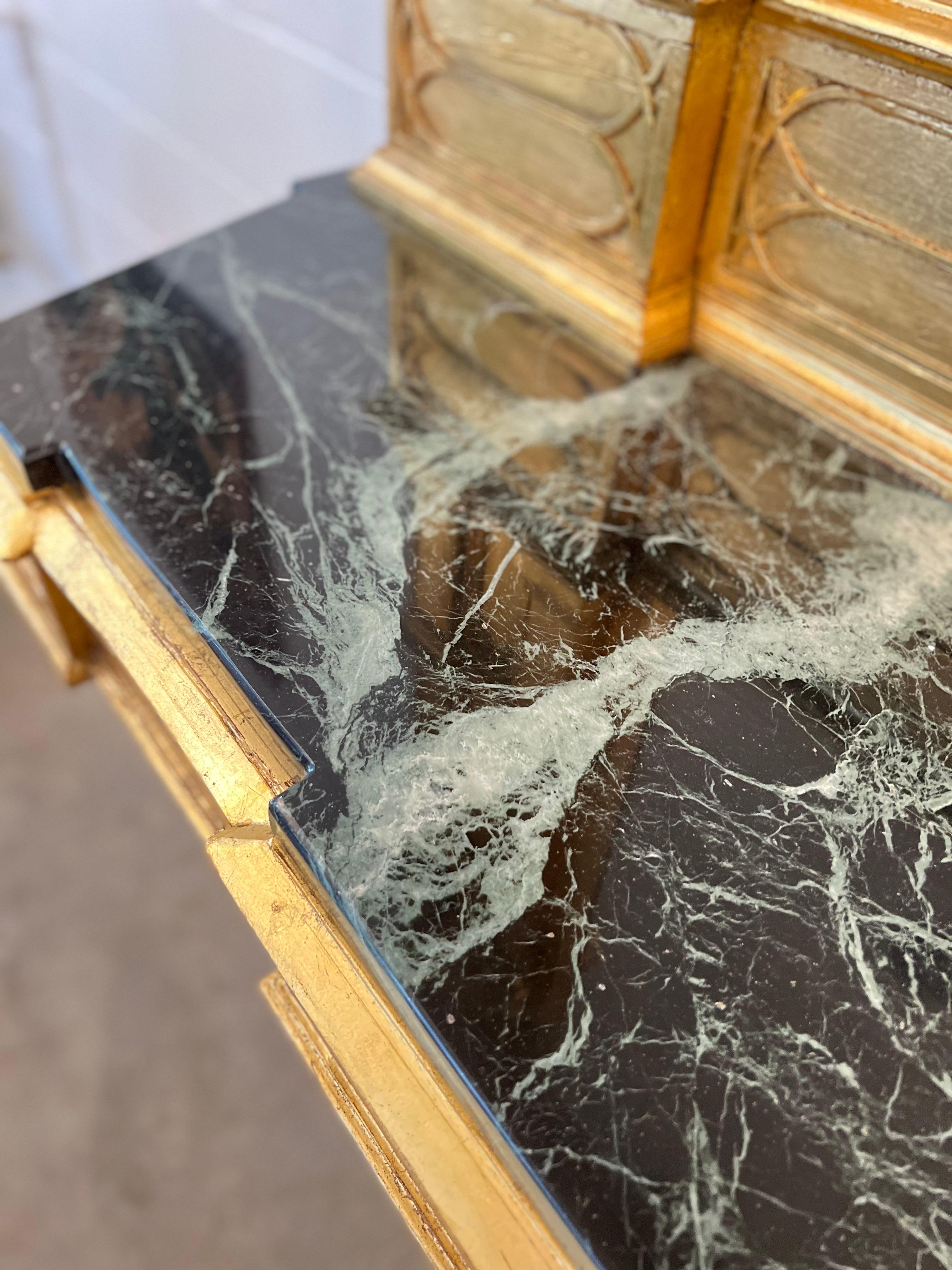 Italienische gotische Spiegelkonsole mit schwarzem Marmor im Angebot 12