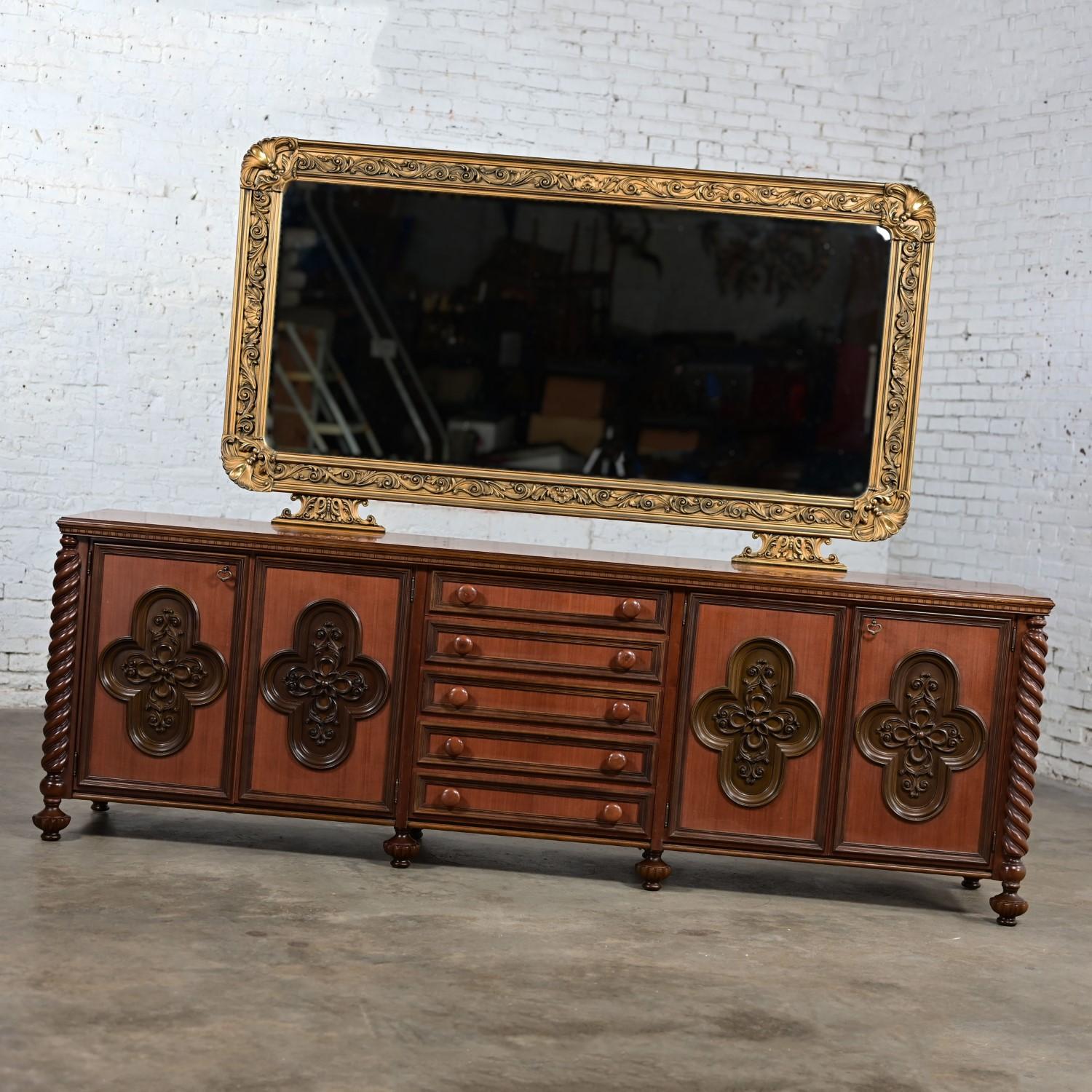 Néo-gothique Enfilade monumental néo-gothique italien en bois et grand miroir doré en vente