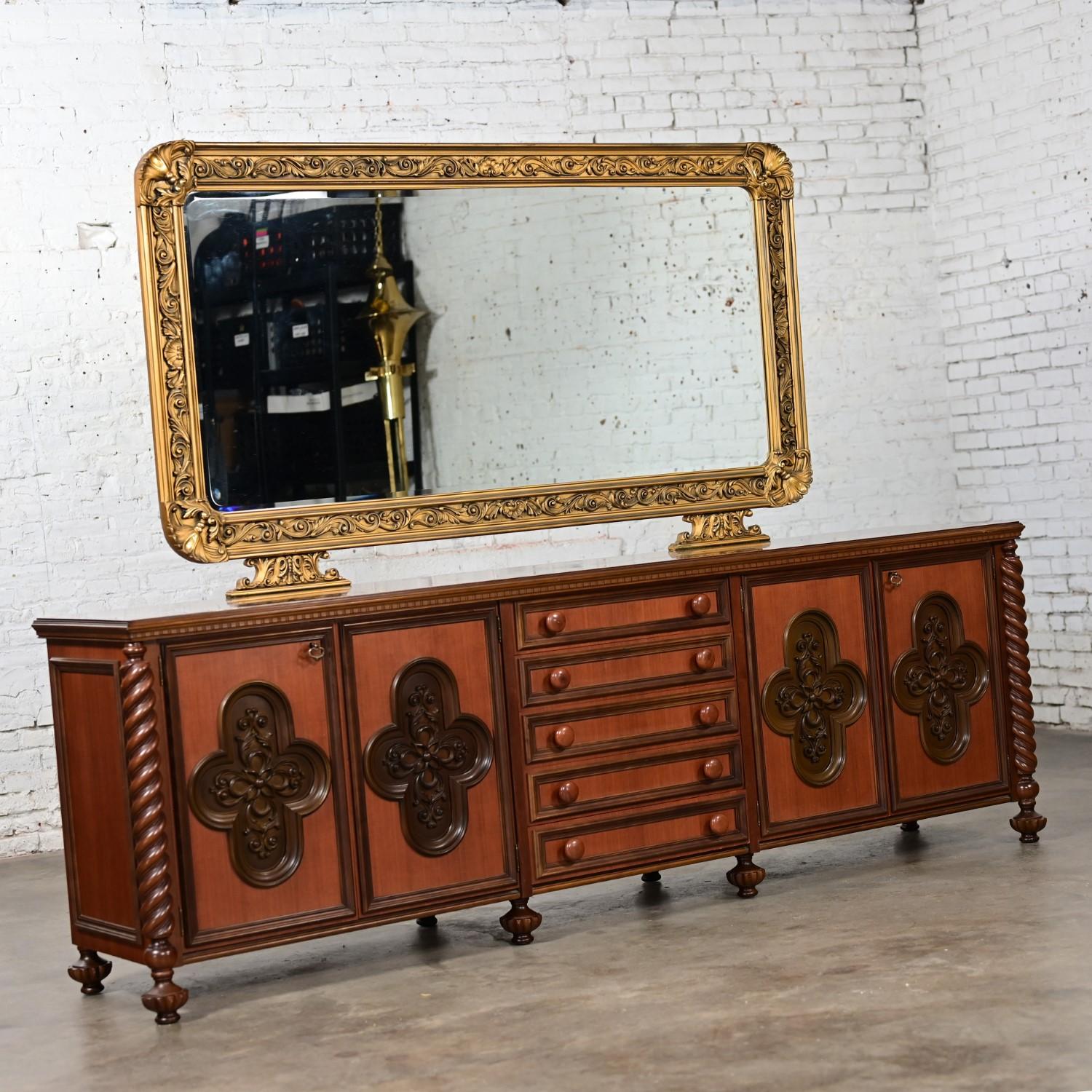 Doré Enfilade monumental néo-gothique italien en bois et grand miroir doré en vente