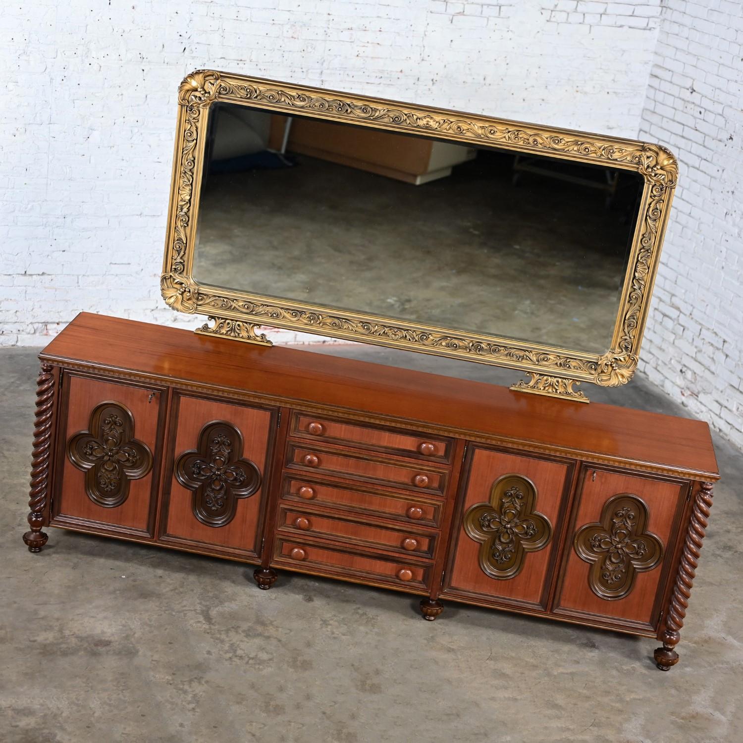 Enfilade monumental néo-gothique italien en bois et grand miroir doré Bon état - En vente à Topeka, KS