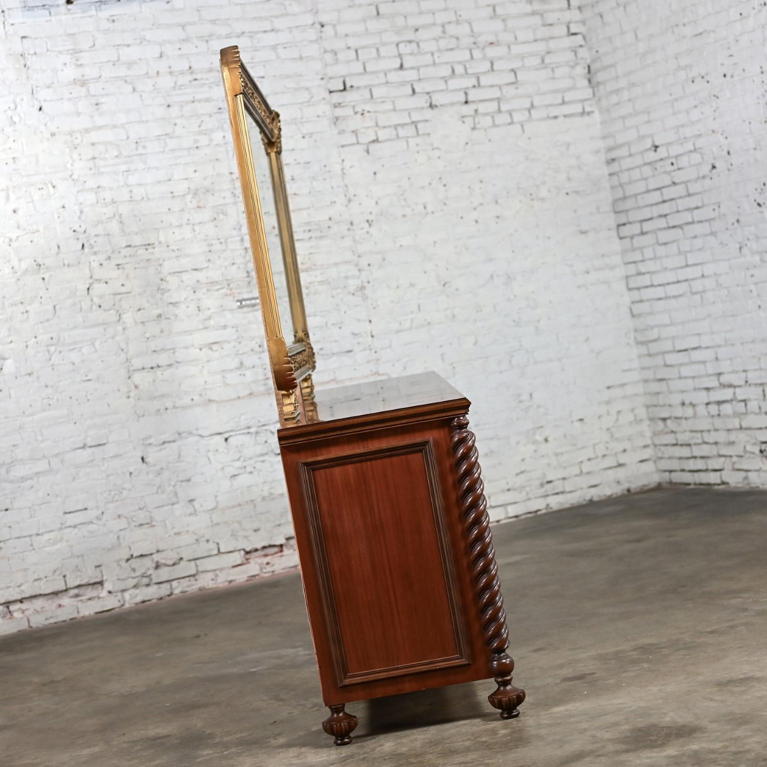 Milieu du XXe siècle Enfilade monumental néo-gothique italien en bois et grand miroir doré en vente