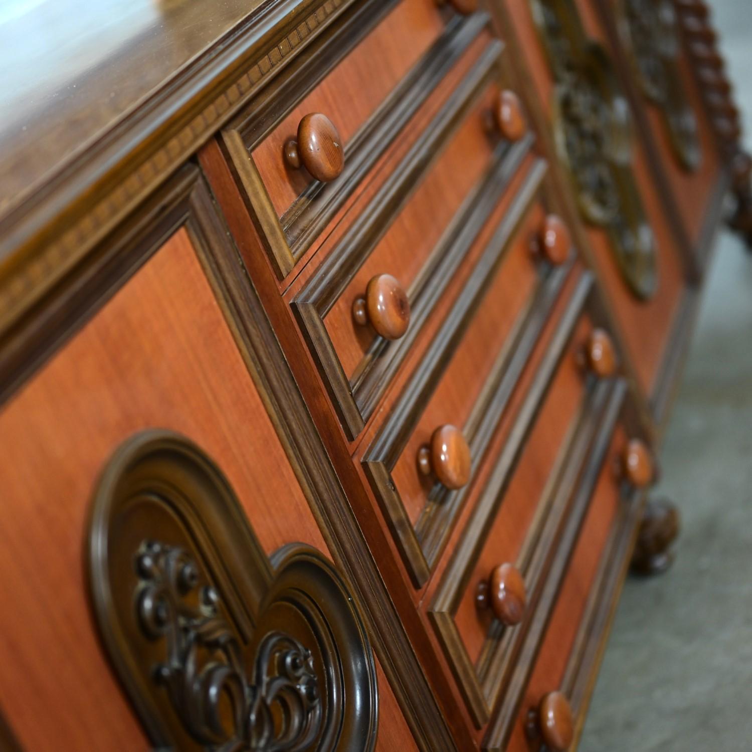 Laiton Enfilade monumental néo-gothique italien en bois et grand miroir doré en vente