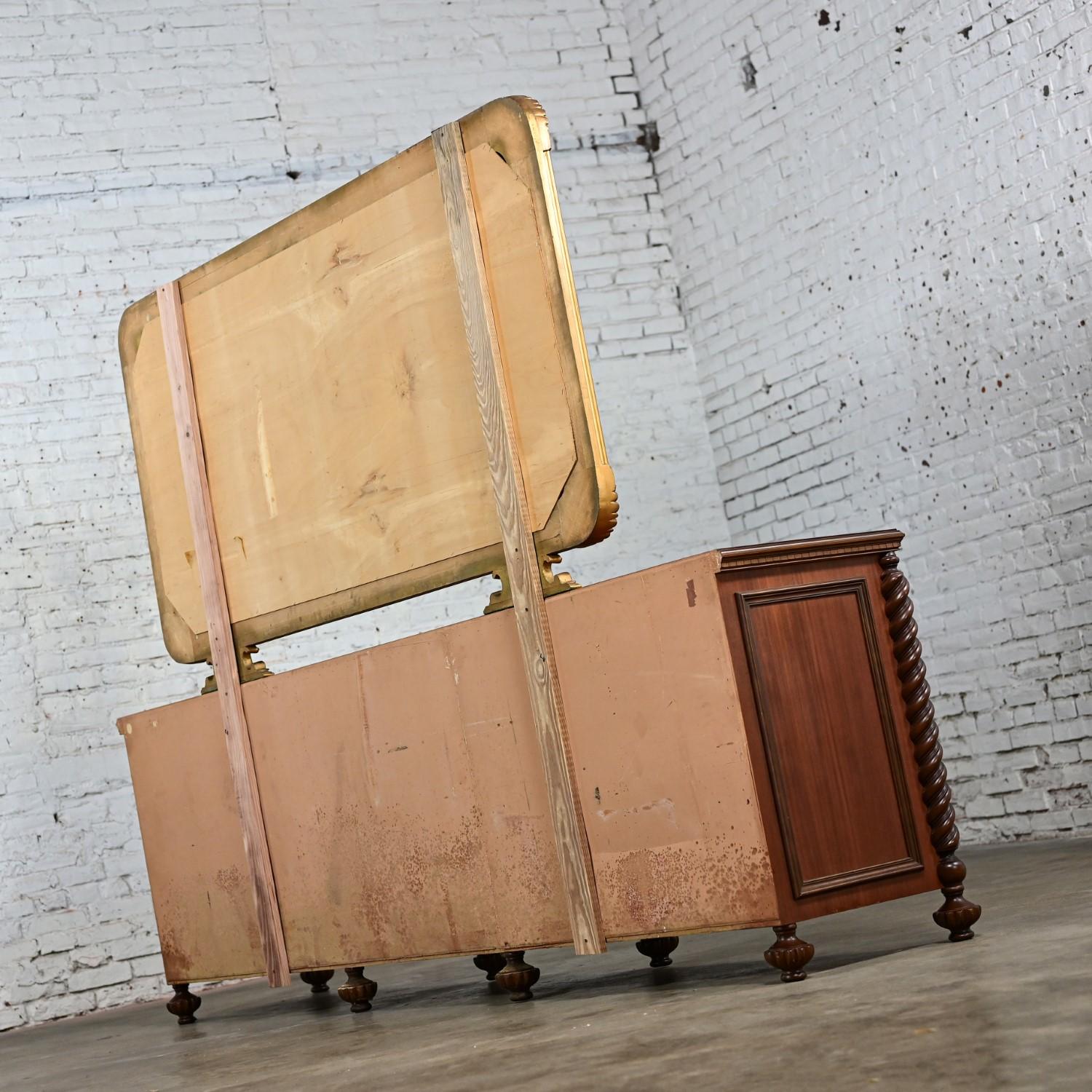Enfilade monumental néo-gothique italien en bois et grand miroir doré en vente 2