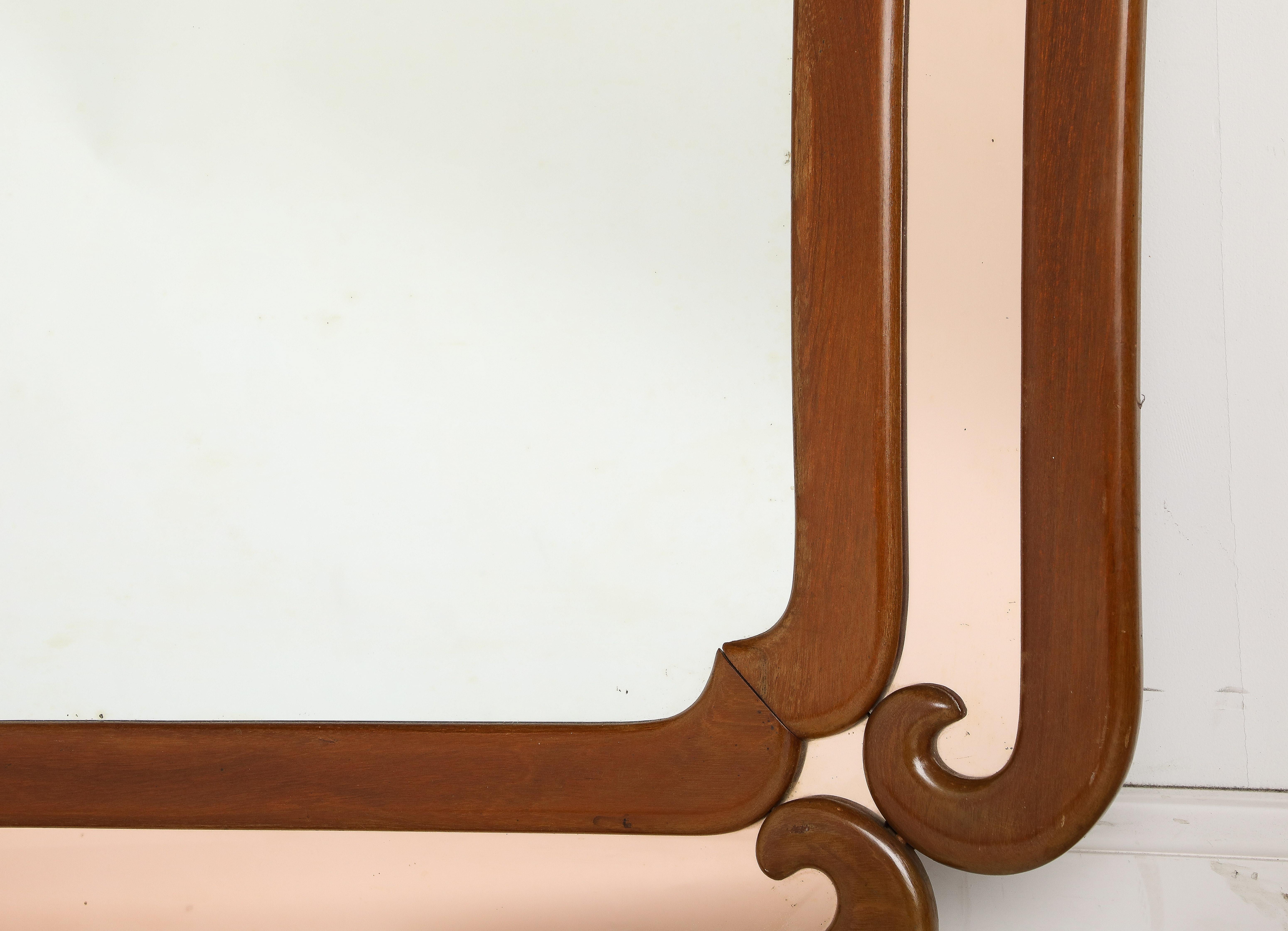 Miroir moderniste italien à grande échelle en noyer et or rose, vers 1950 en vente 6