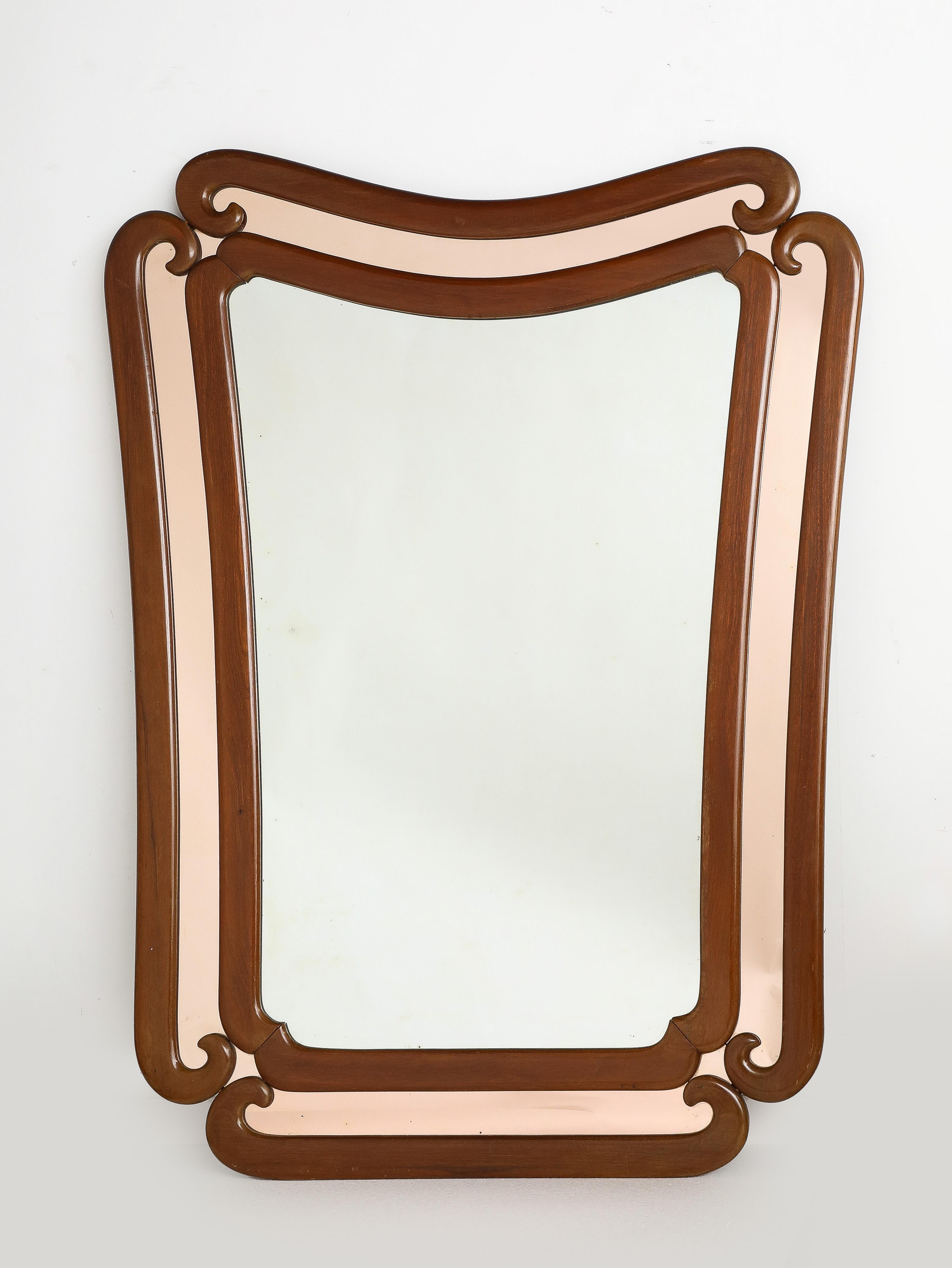 Miroir moderniste italien à grande échelle en noyer et or rose, vers 1950 en vente 3