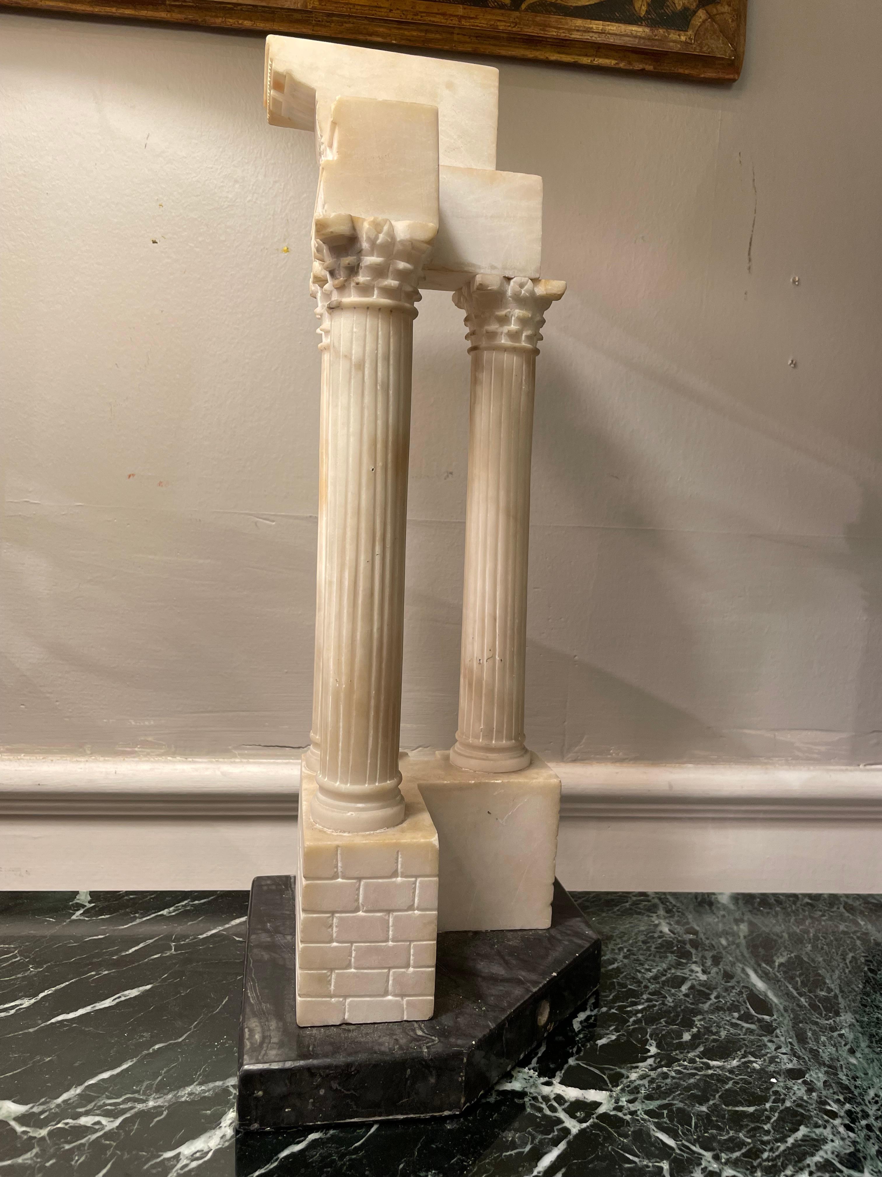 Italienische Grand Tour Alabaster-Modell des römischen Forum- Tempels des Vespasian im Zustand „Gut“ im Angebot in Stamford, CT