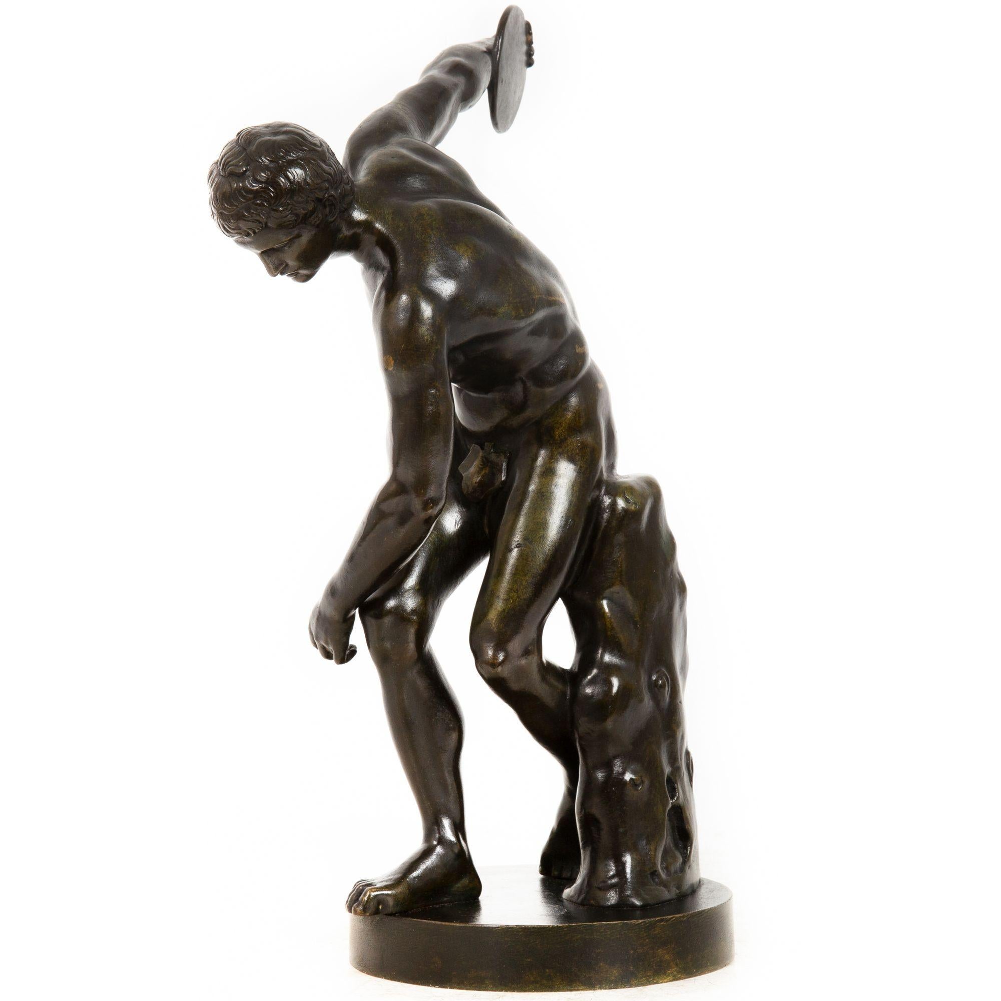 Intagliato Italian Grand Tour Antique Bronze Sculpture of The Discobolus in vendita