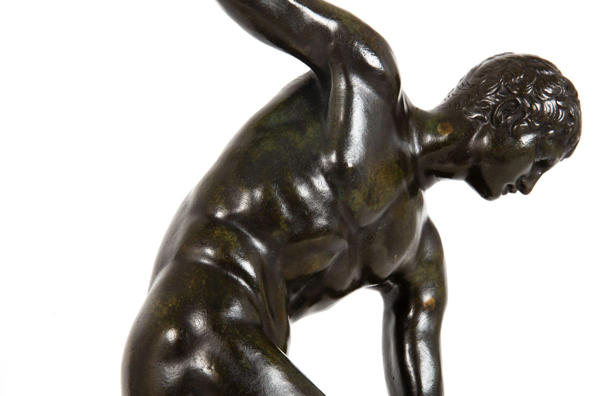 XIX secolo Italian Grand Tour Antique Bronze Sculpture of The Discobolus in vendita