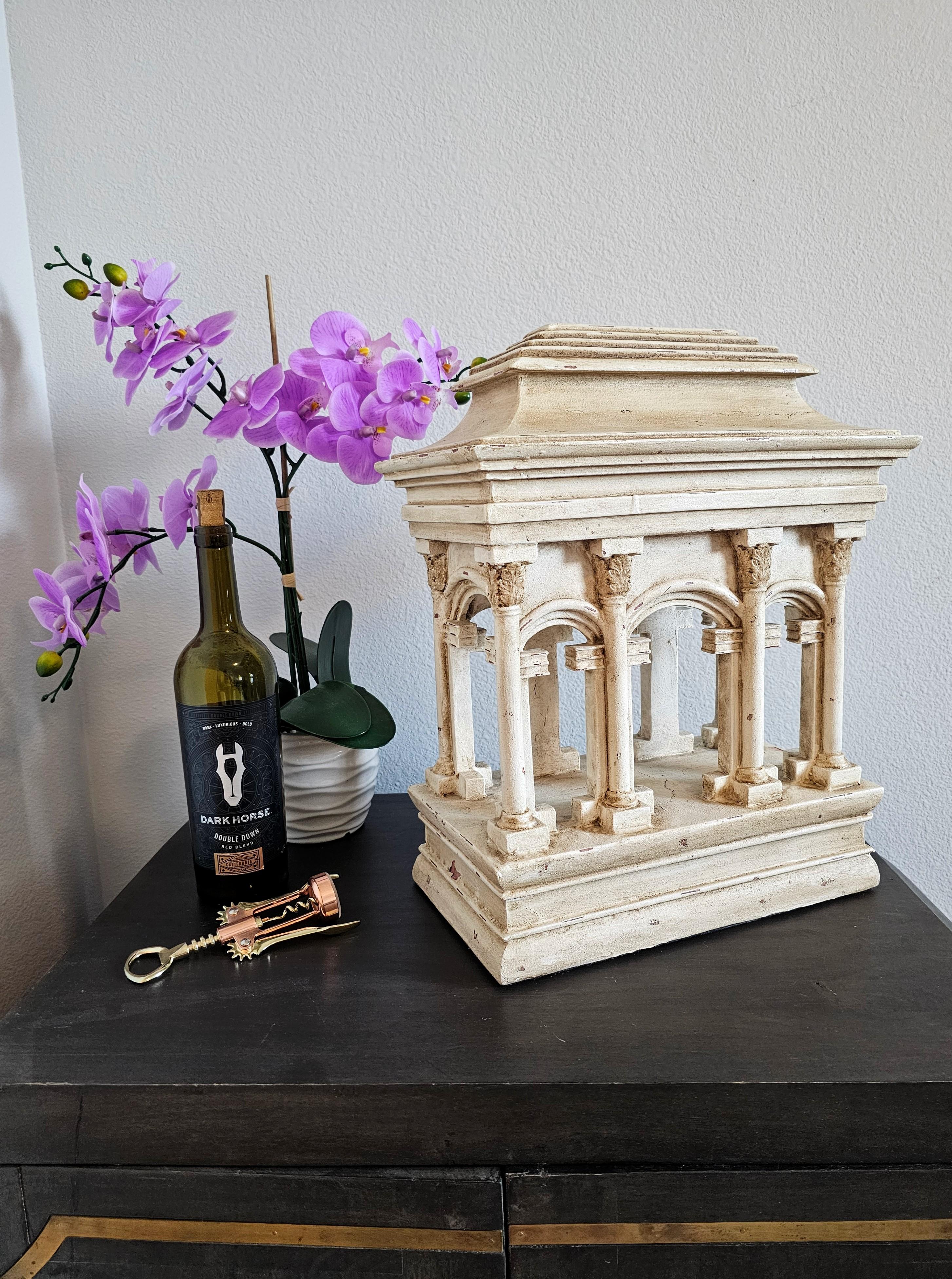 Remarquable modèle de portique architectural sculpté et peint de style Grand Tour. Fabriqué à la main en Italie au début du XXe siècle, ce temple romain classique à ciel ouvert de grande taille et exceptionnellement exécuté présente deux rangées de