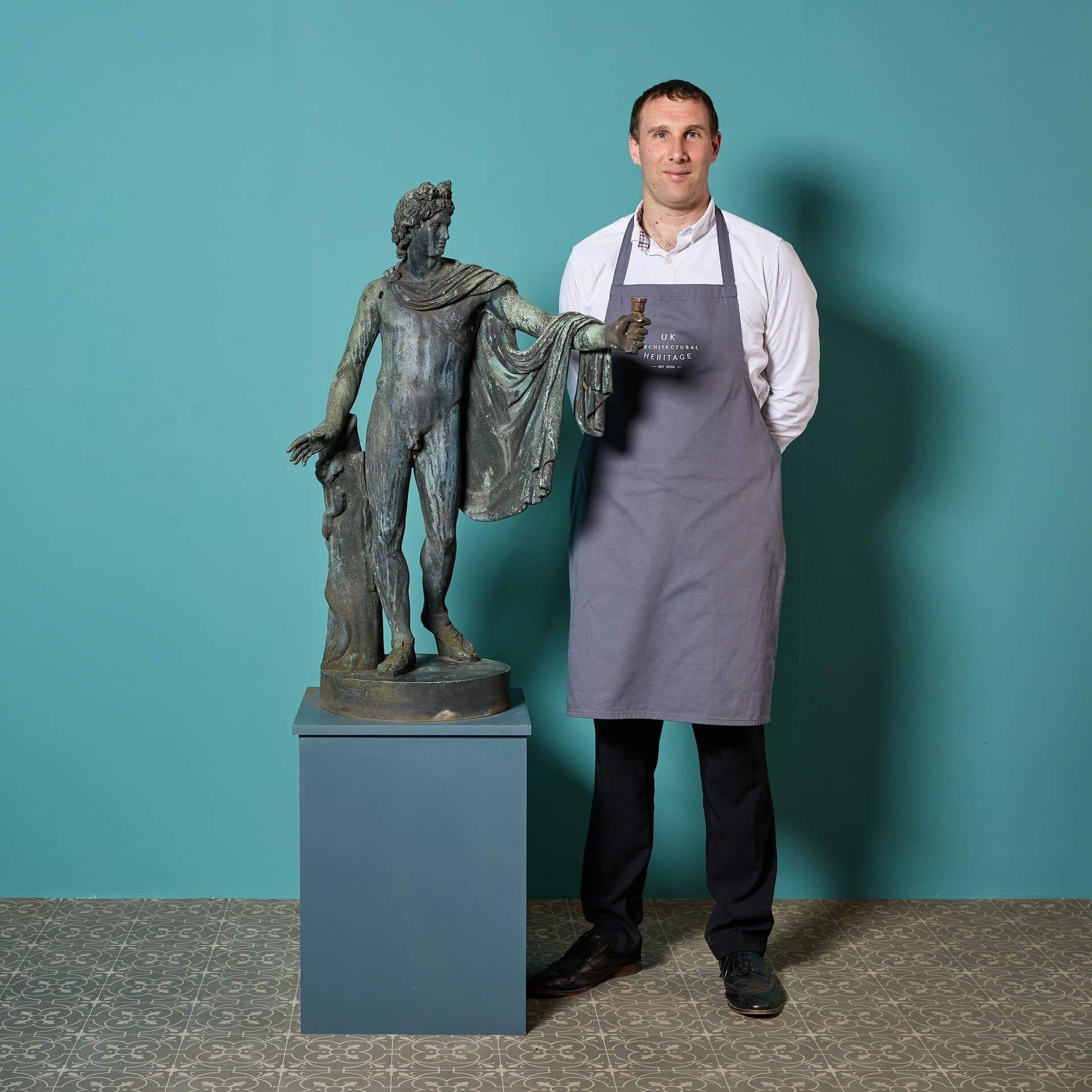 Un'antica scultura in bronzo del Grand Tour italiano raffigurante 'L'Apollo Belvedere' del 1890 circa, dopo l'antico. Proveniente da un'ex collezione privata del Regno Unito.

Risalente alla fine del XIX secolo, questa superba figura in bronzo