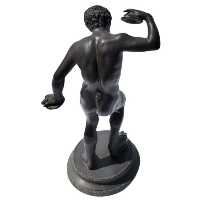 19. Jahrhundert Grand Tour Bronze-Skulptur des tanzenden Satyrs mit Zimbeln. Satyrn sind schurkische Gestalten aus der antiken Mythologie, die für ihre Liebe zu Wein, Musik und Unfug bekannt sind. Dieser Satyr ist in einem dynamischen Tanz