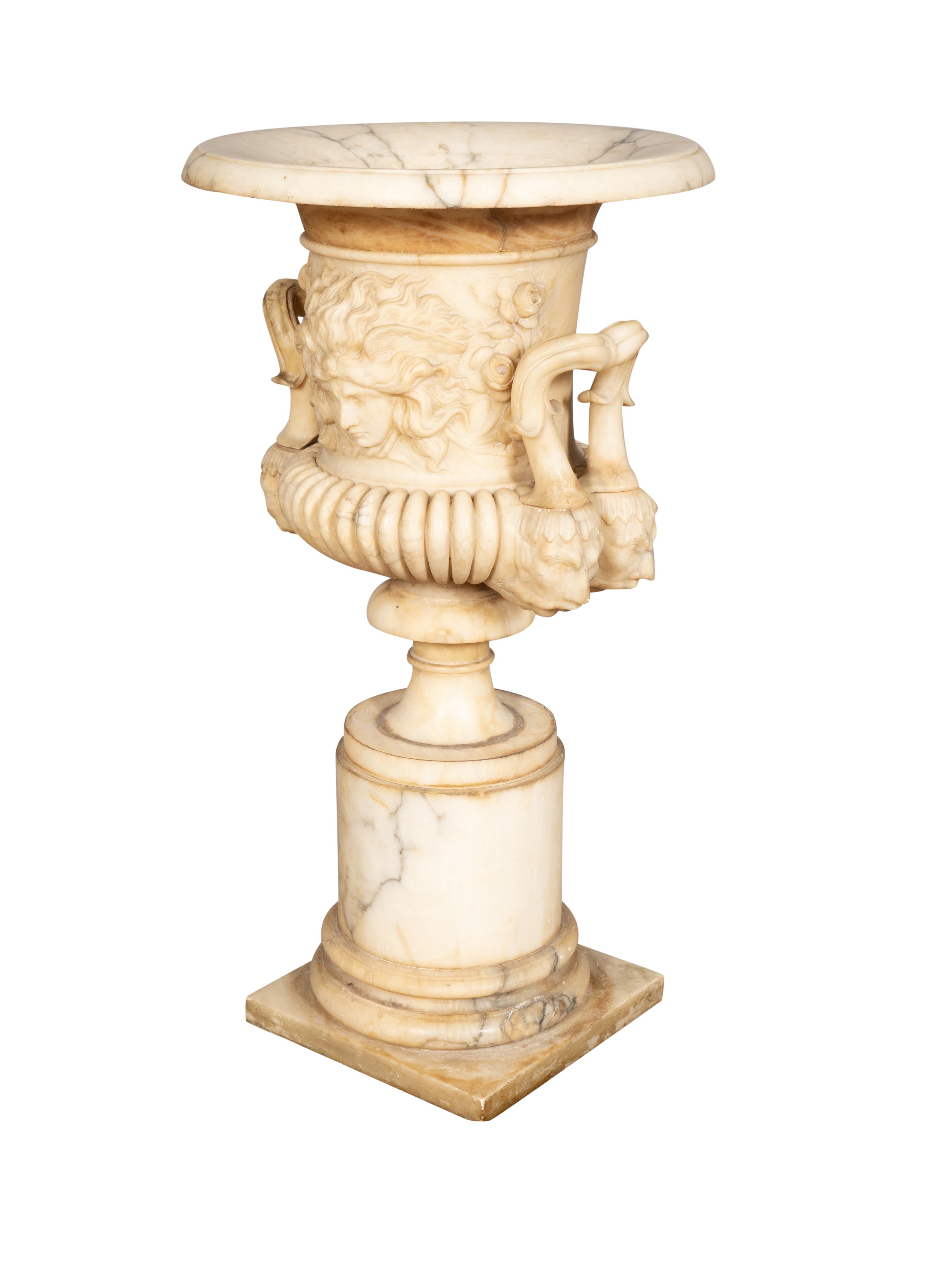 Urne en albâtre sculptée Italian Grand Tour en vente 4