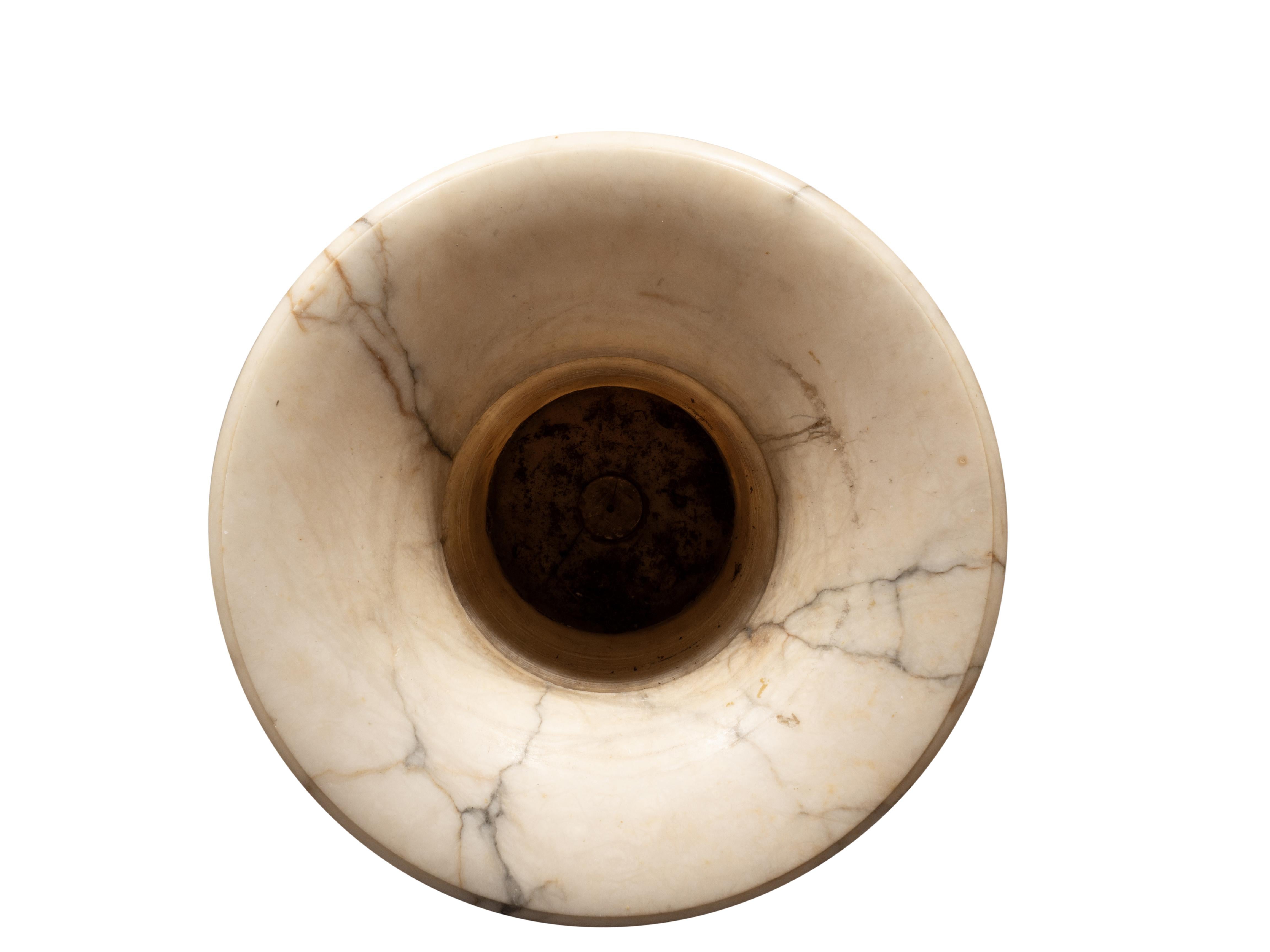 Urne en albâtre sculptée Italian Grand Tour en vente 12