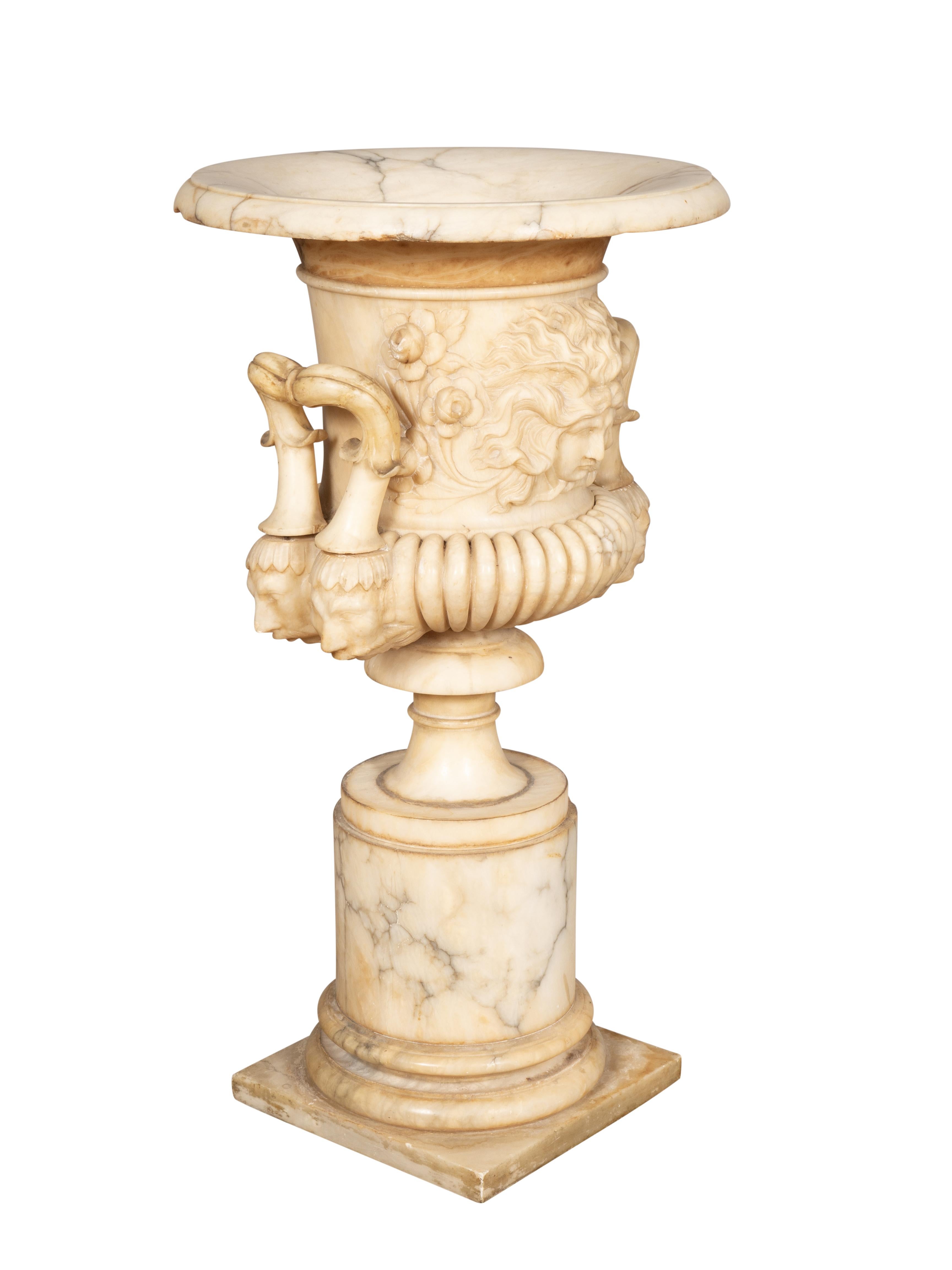 Taille inhabituellement grande. La pièce se démonte en plusieurs morceaux et est facile à transporter. Forme Campagna avec bord évasé et sculpture centrale d'Héra, reine des dieux de l'Olympe connue pour son association avec le mariage, la femme,