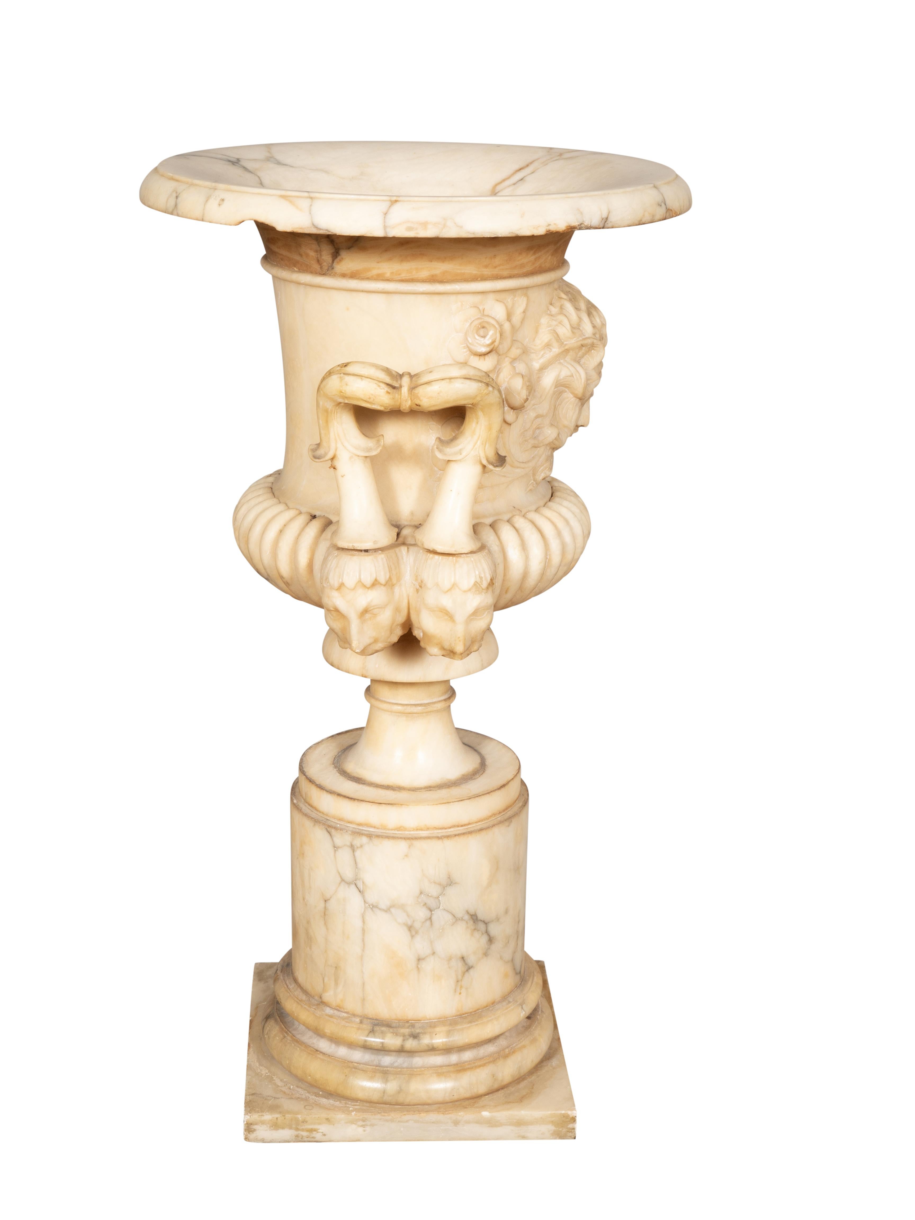italien Urne en albâtre sculptée Italian Grand Tour en vente