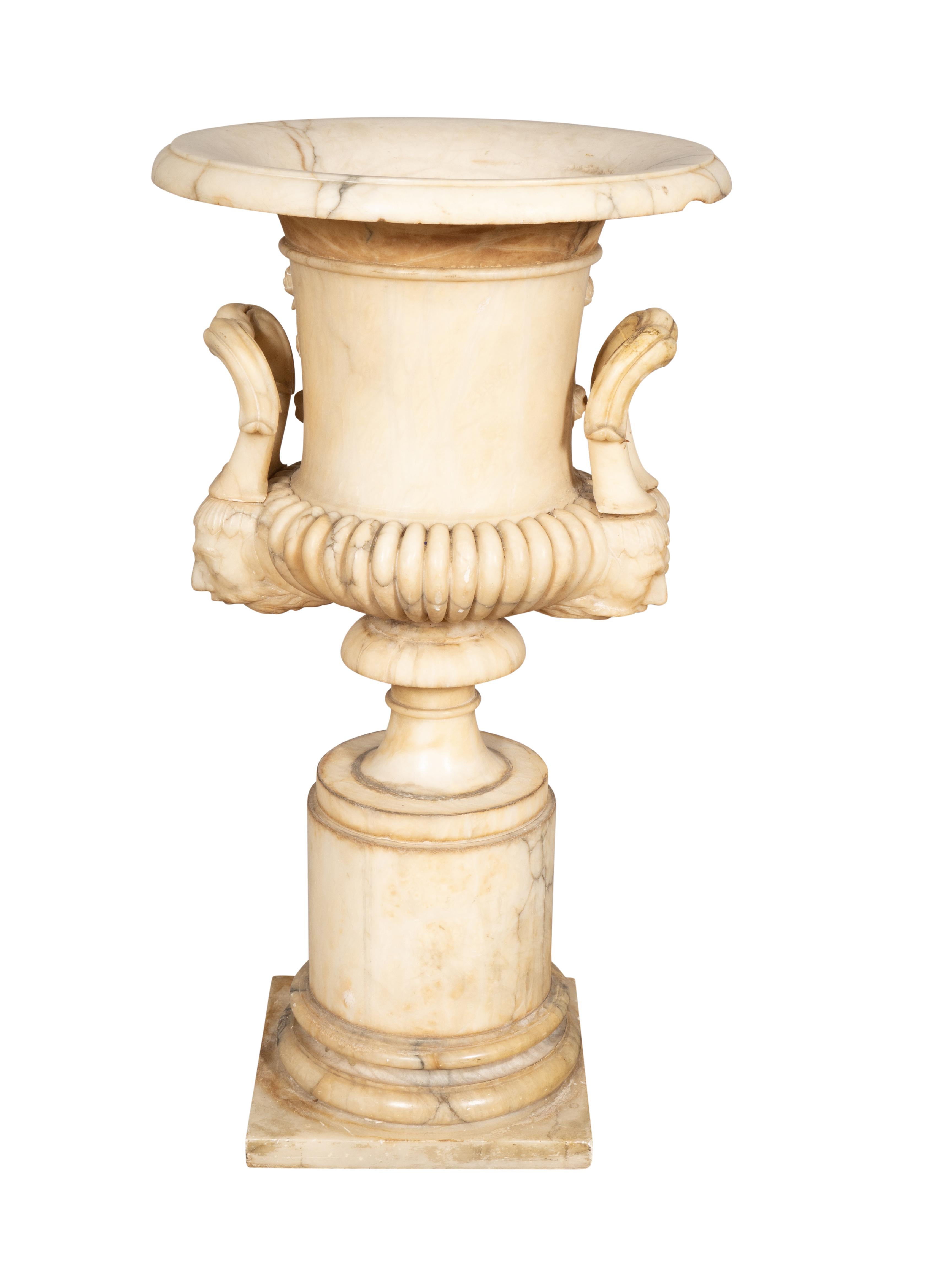 Urne en albâtre sculptée Italian Grand Tour Bon état - En vente à Essex, MA
