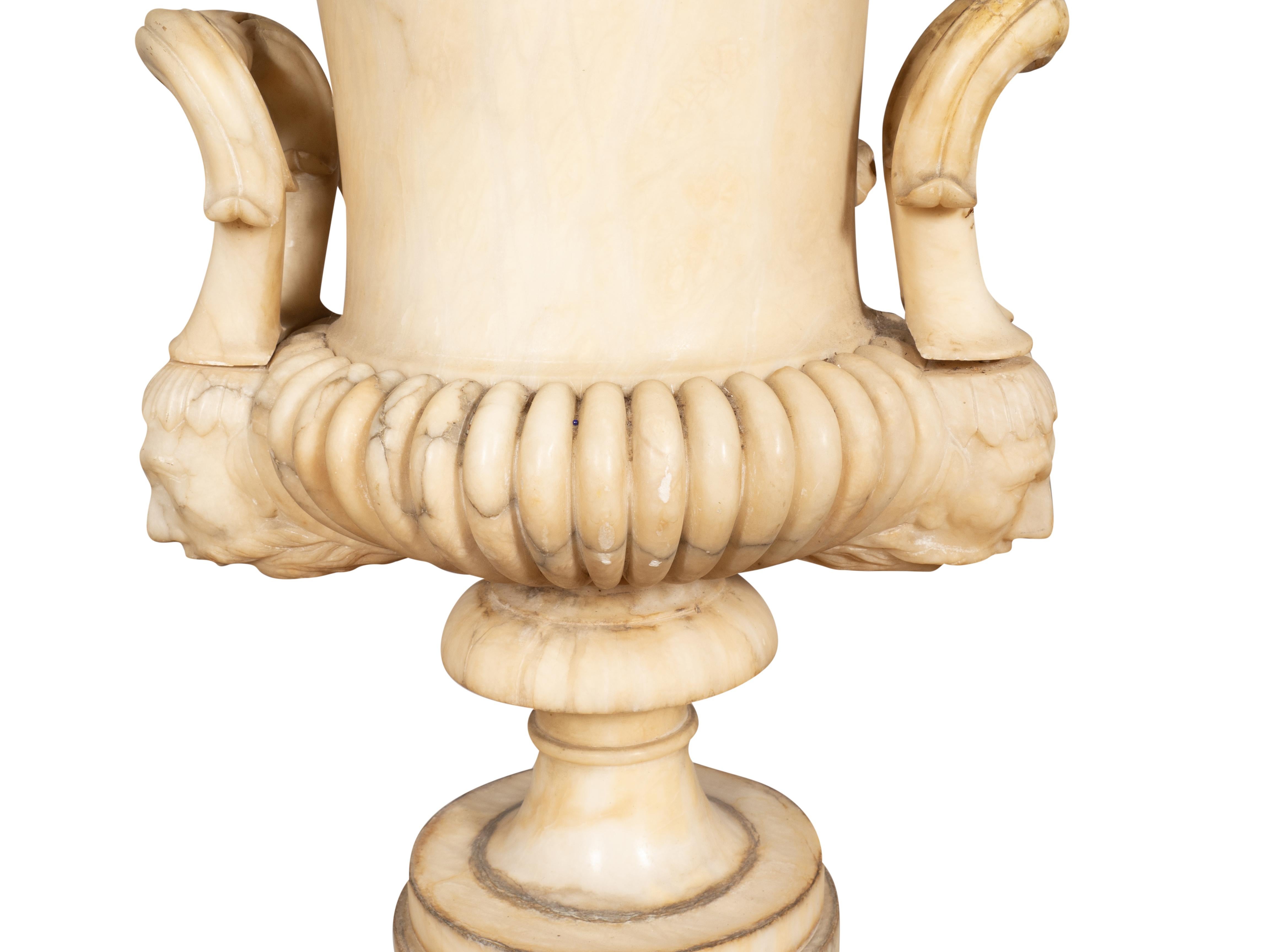Fin du XIXe siècle Urne en albâtre sculptée Italian Grand Tour en vente
