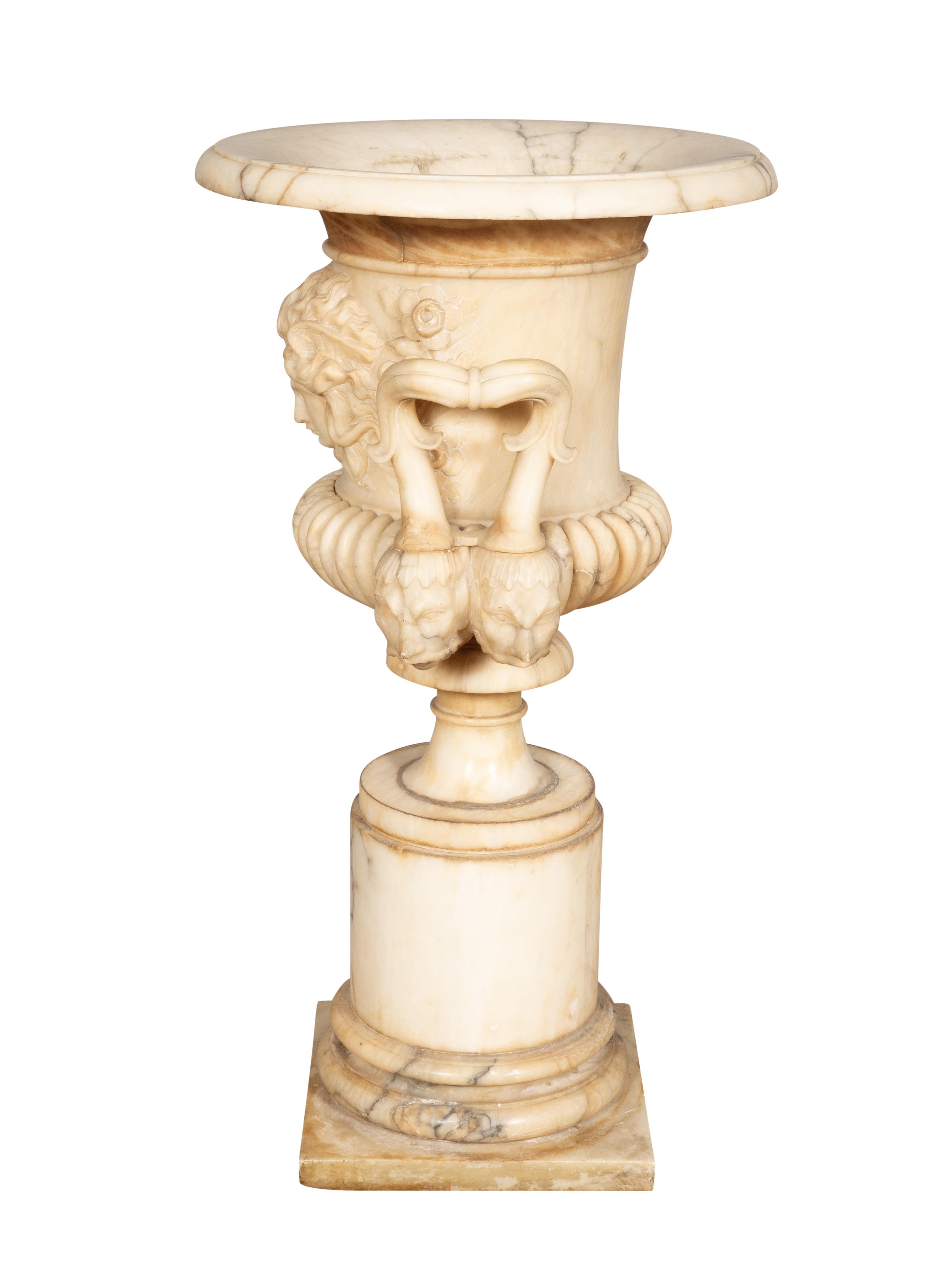 Albâtre Urne en albâtre sculptée Italian Grand Tour en vente