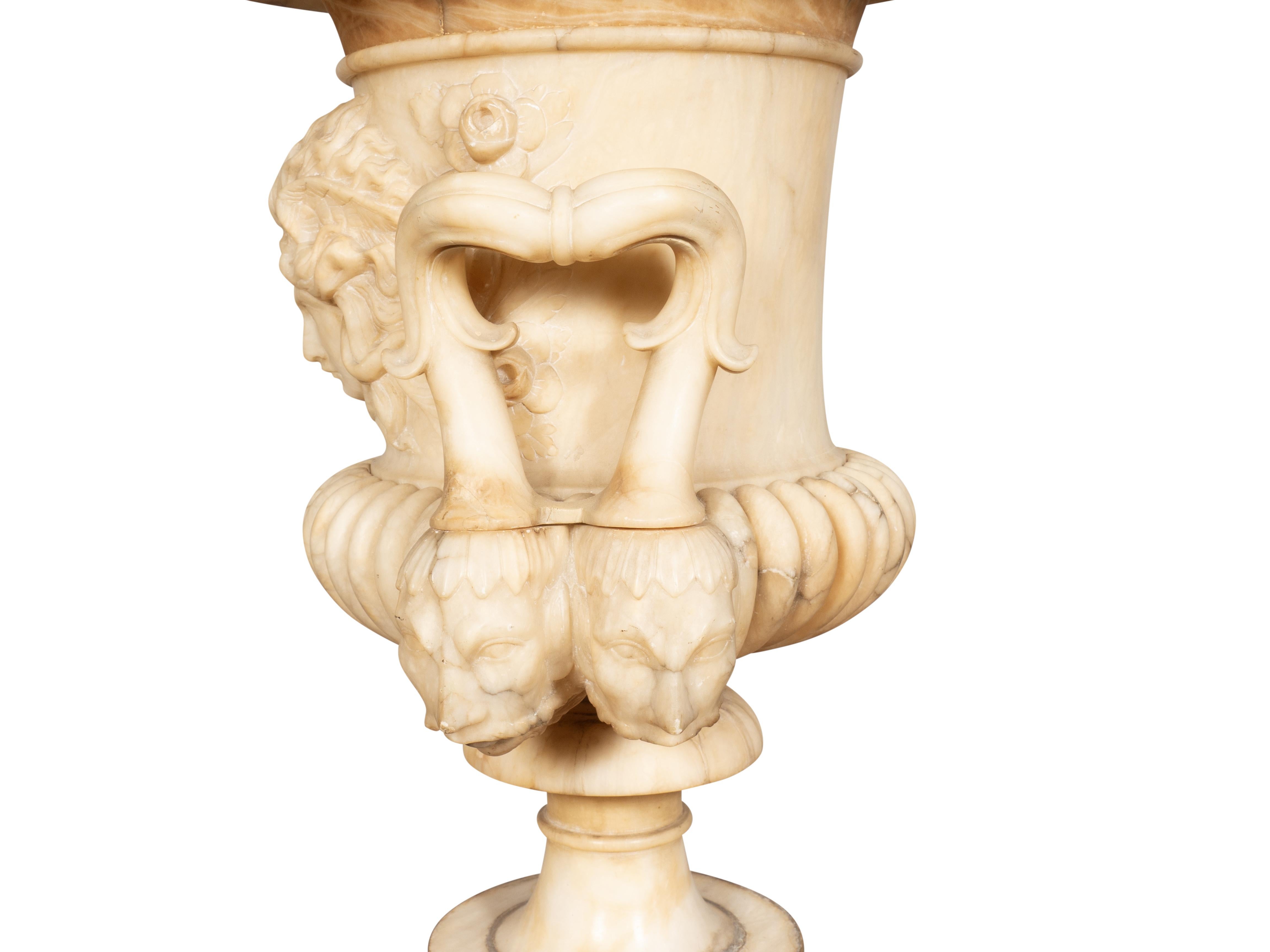 Urne en albâtre sculptée Italian Grand Tour en vente 1
