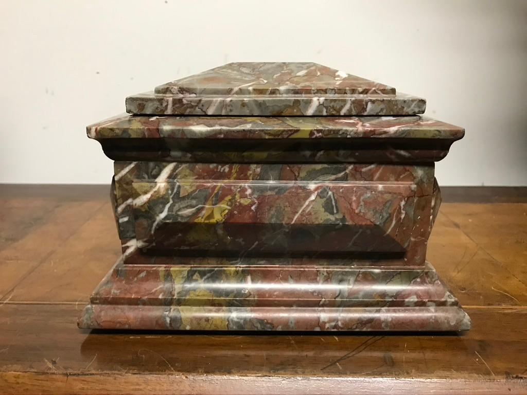 Italian Grand Tour Carved Marble Box In Good Condition In Stamford, CT