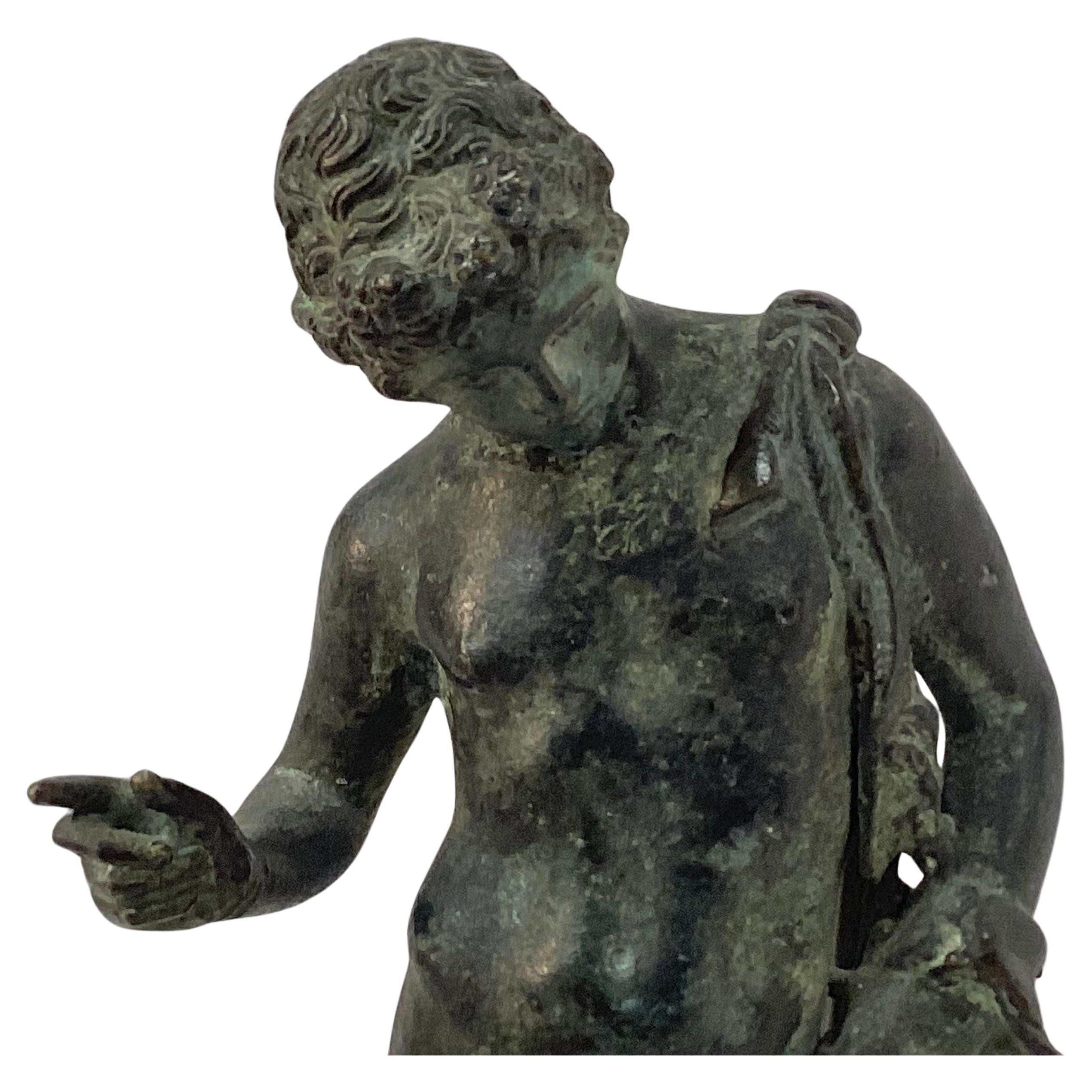 Sculpture de Narcisse en bronze classique italien à patine vert-de-gris, probablement de Chiurazzi, ou d'une fonderie similaire, Naples, vers 1900.

Narcisse est représenté nu, à l'exception d'une paire de sandales, debout sur un socle circulaire,