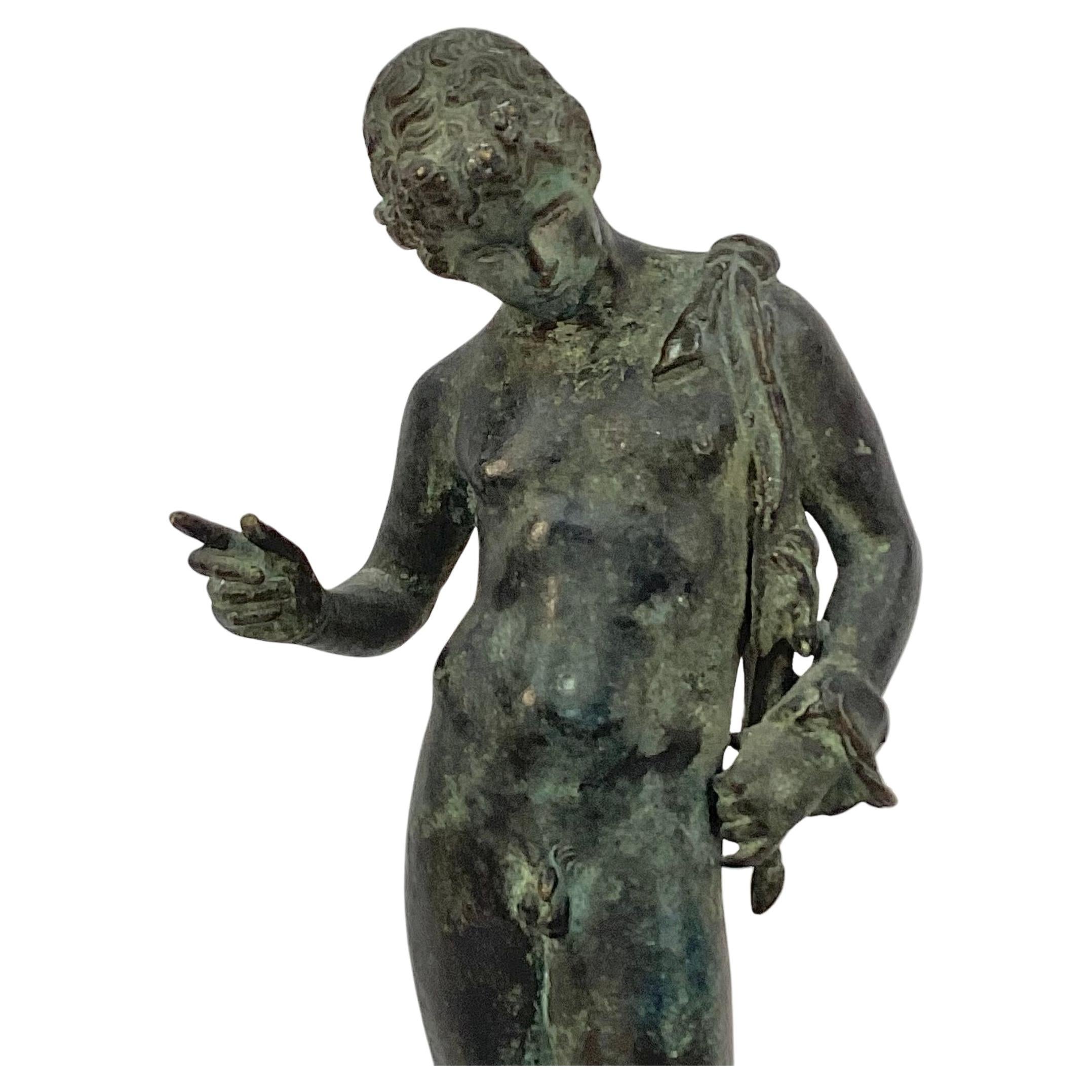 Grand Tour italien Sculpture classique en bronze vert-de-gris de Narcisse en vente 1