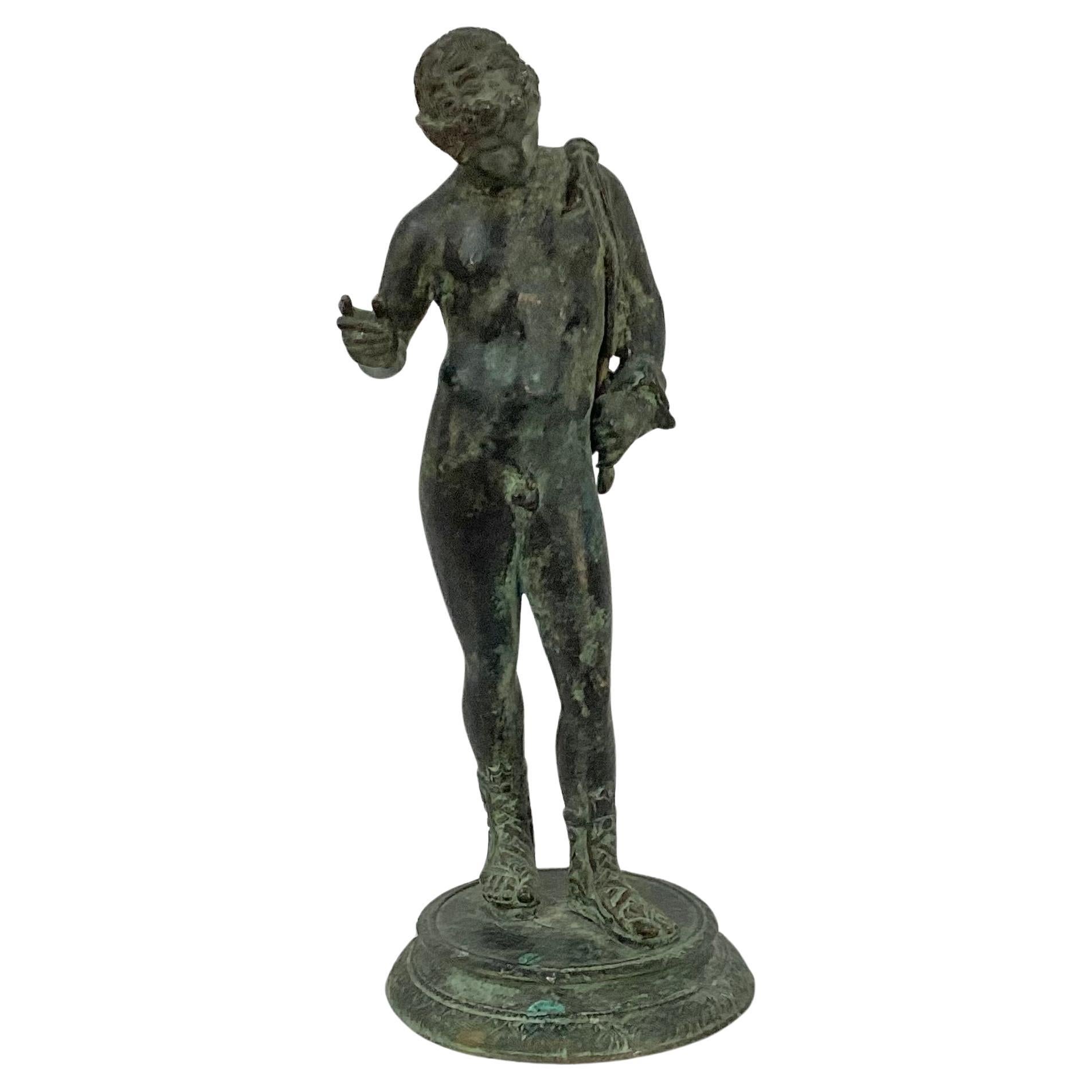 Grand Tour italien Sculpture classique en bronze vert-de-gris de Narcisse