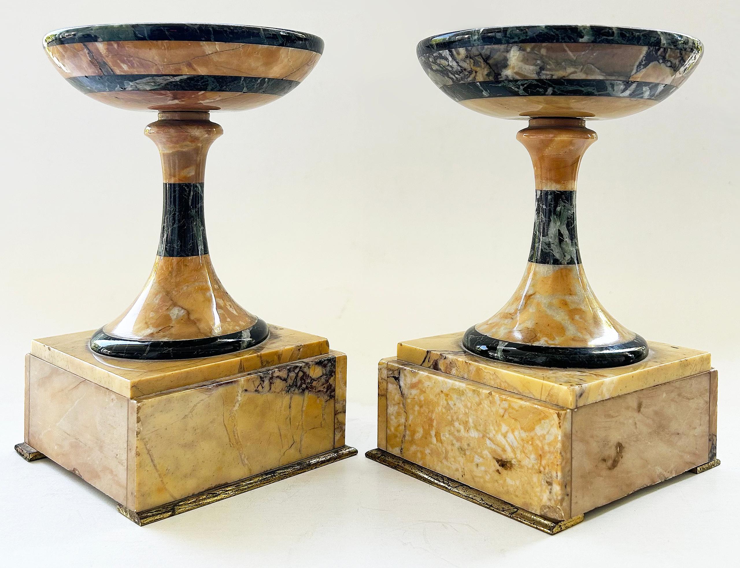 20ième siècle Paire de tazzas italiennes Grand Tour avec garnitures en marbre et bronze doré en vente