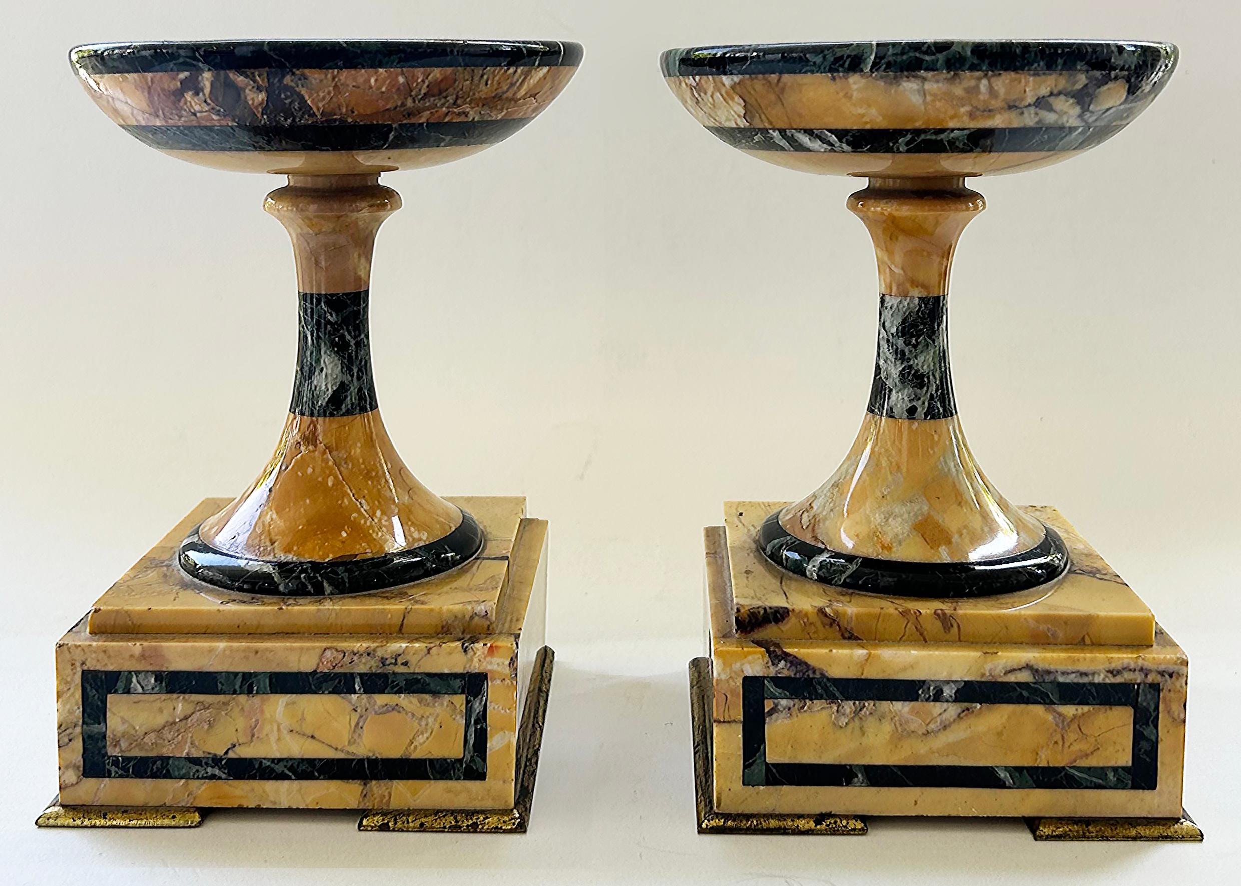 Bronze Paire de tazzas italiennes Grand Tour avec garnitures en marbre et bronze doré en vente