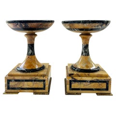 Italienische Grand Tour-Garnitur-Tazzas aus Marmor und vergoldeter Bronze, ein Paar