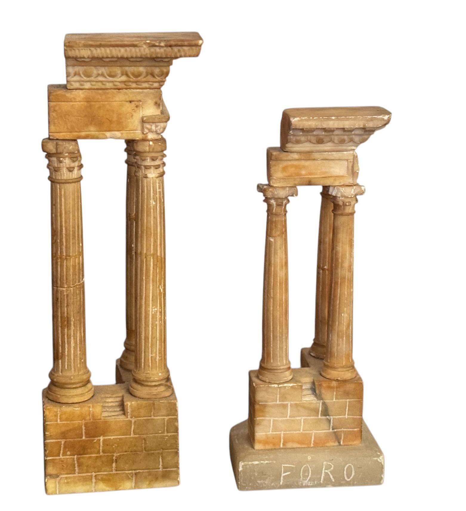 Modèles de bureau en marbre de Sienne pour le Grand Tour d'Italie, l'un représentant le temple de Vespasien, l'autre le Foro Romano, fin XIXe/début XXe siècle.

Note : Les voyages du Grand Tour vers les sites de l'Europe ancienne faisaient partie