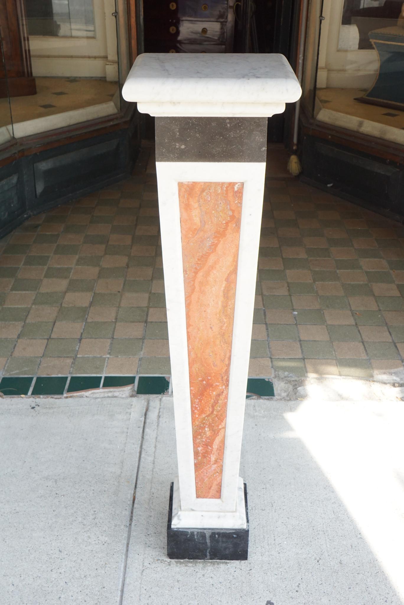 Questo piedistallo in marmo costruito con tre tipi di pietra separati è una forma che si è vista tra il XVII e il XIX secolo, intorno al 1880. In marmo bianco, il pannello frontale formale è realizzato in raro onice a fasce Alabastro Fiorito e
