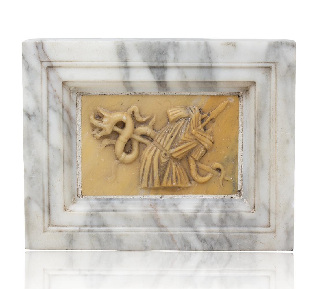Dalla nostra collezione Decorative, siamo lieti di presentare questa elegante coppia di targhe in marmo del Grand Tour italiano, risalenti alla metà del XIX secolo, circa 1860.

Di forma rettangolare, ogni targa è incorniciata in uno splendido marmo
