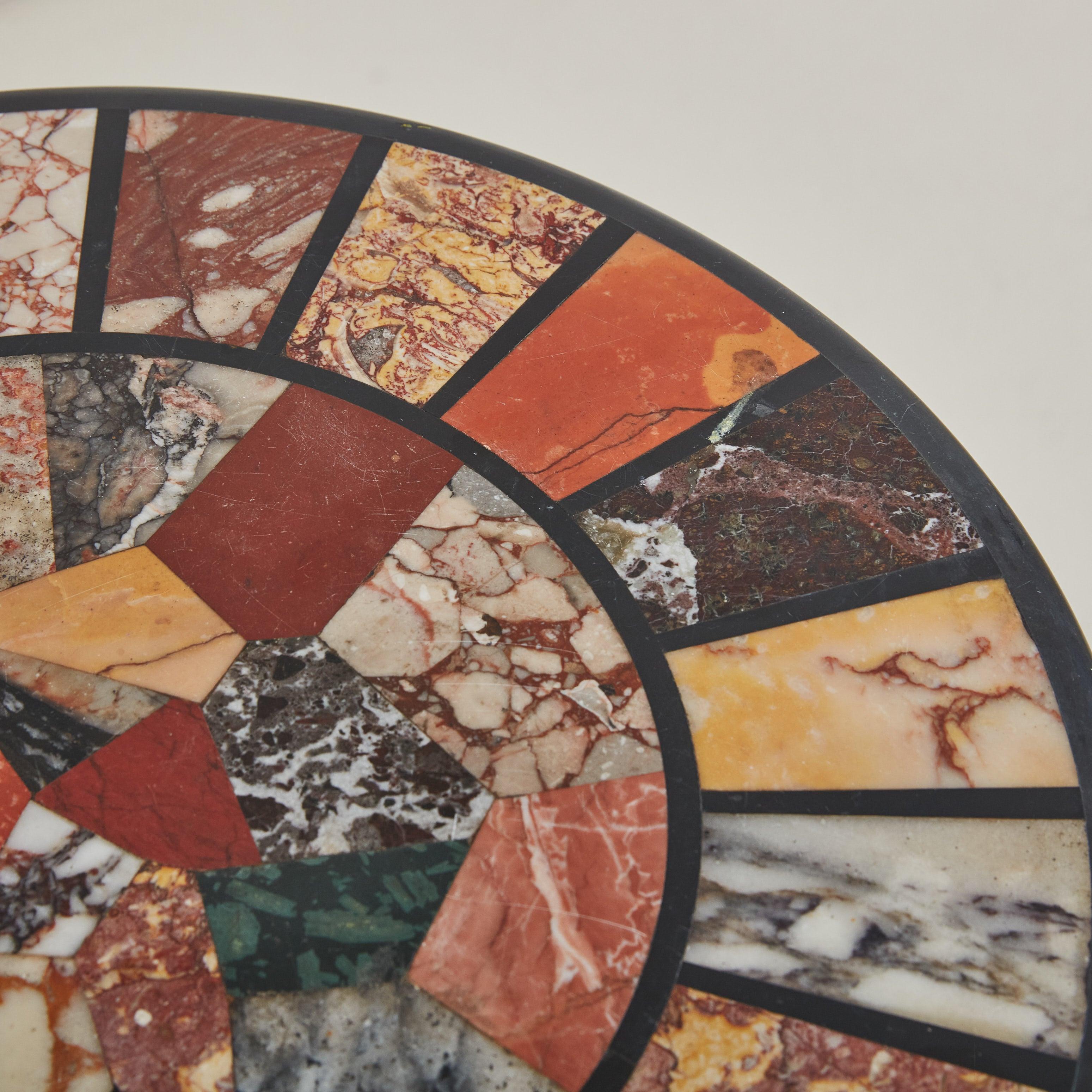 Milieu du XXe siècle Table d'appoint italienne Grand Tour en marbre Muti-Color, années 1960 en vente