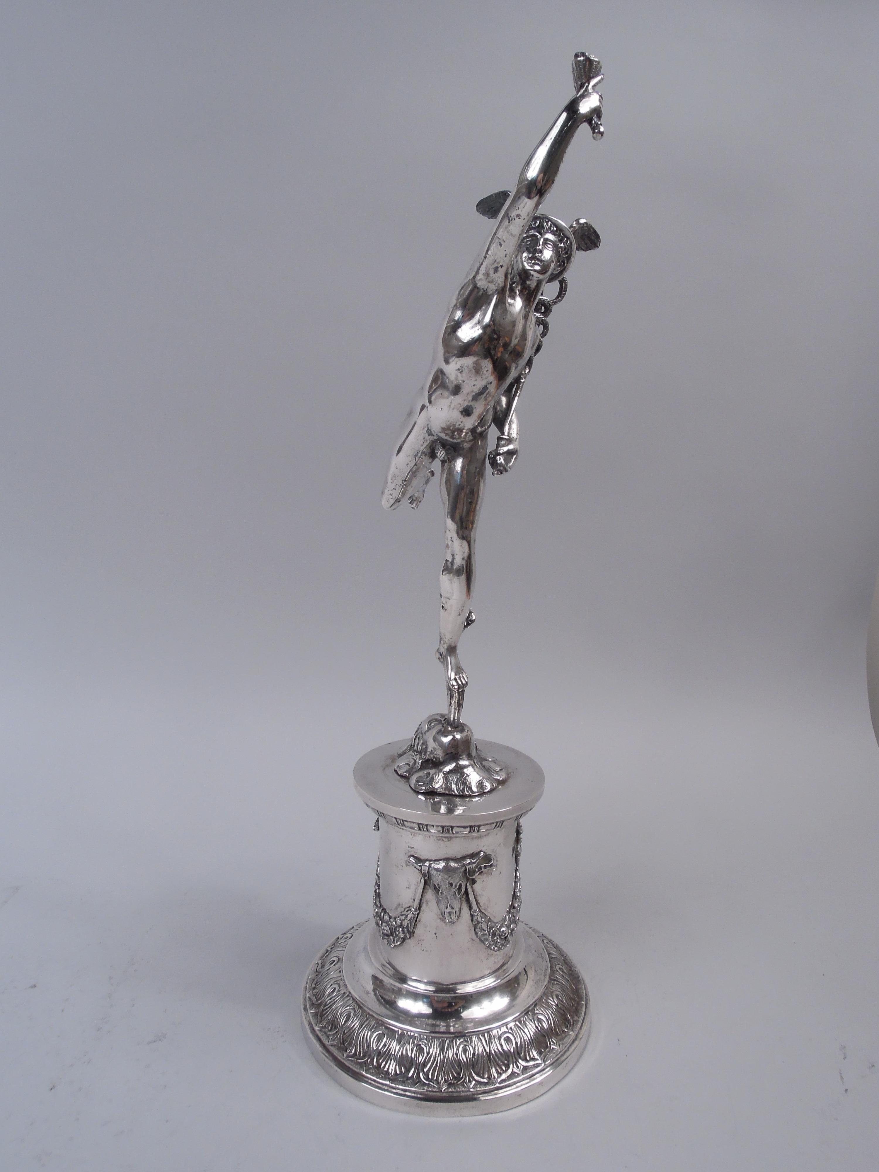 Figura di Mercurio in argento dell'epoca del Grand Tour, dopo Giambologna, 1820 circa. Mercurio tiene un bastone da araldo in una mano e una torcia nell'altra, e si tiene in equilibrio su un piede appoggiato su un cono incastonato nella bocca di