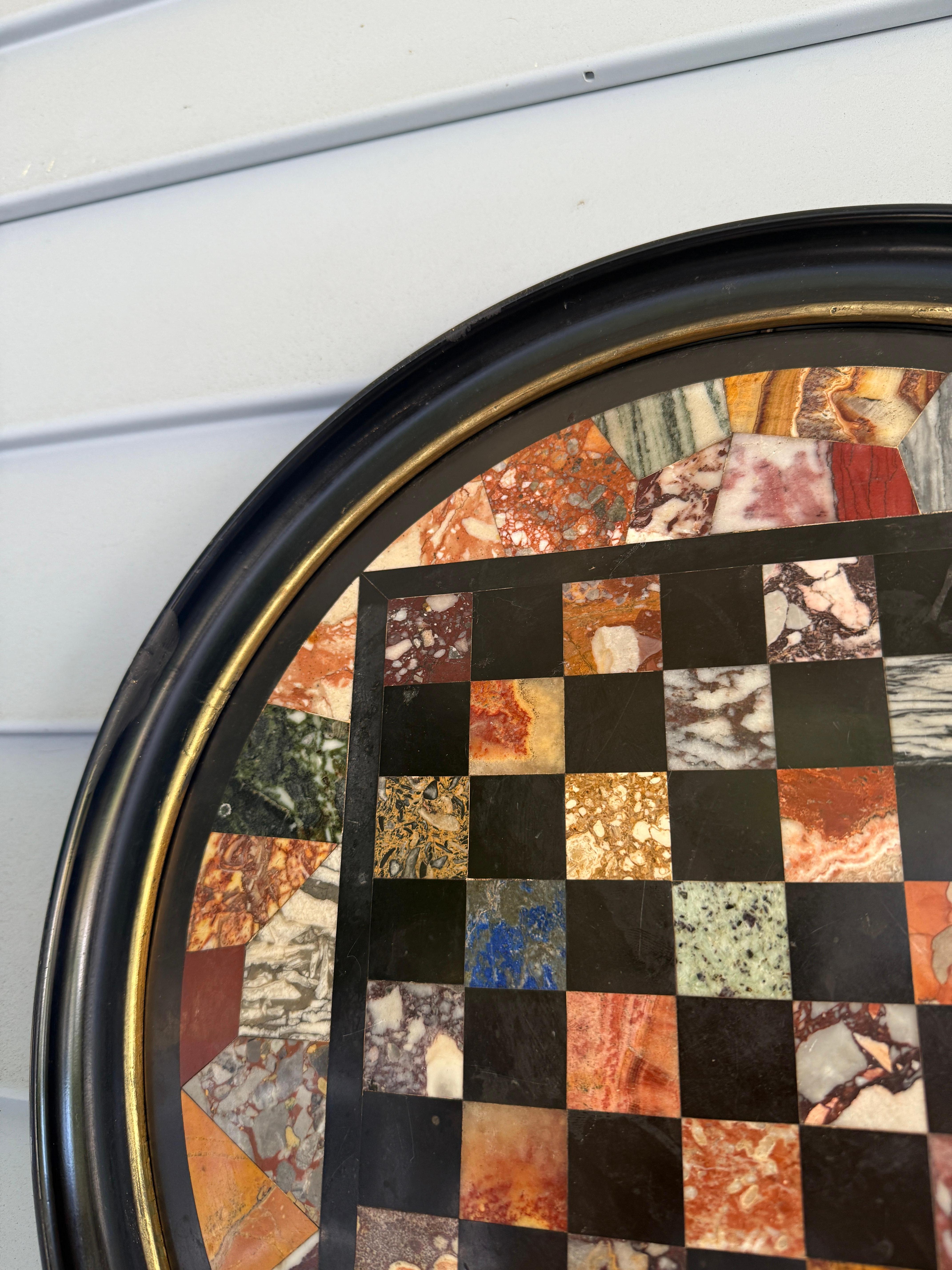 XIXe siècle Italian Grand Tour Specimen Marble Circular Chessboard Plaque Pietra Dura 19th C en vente