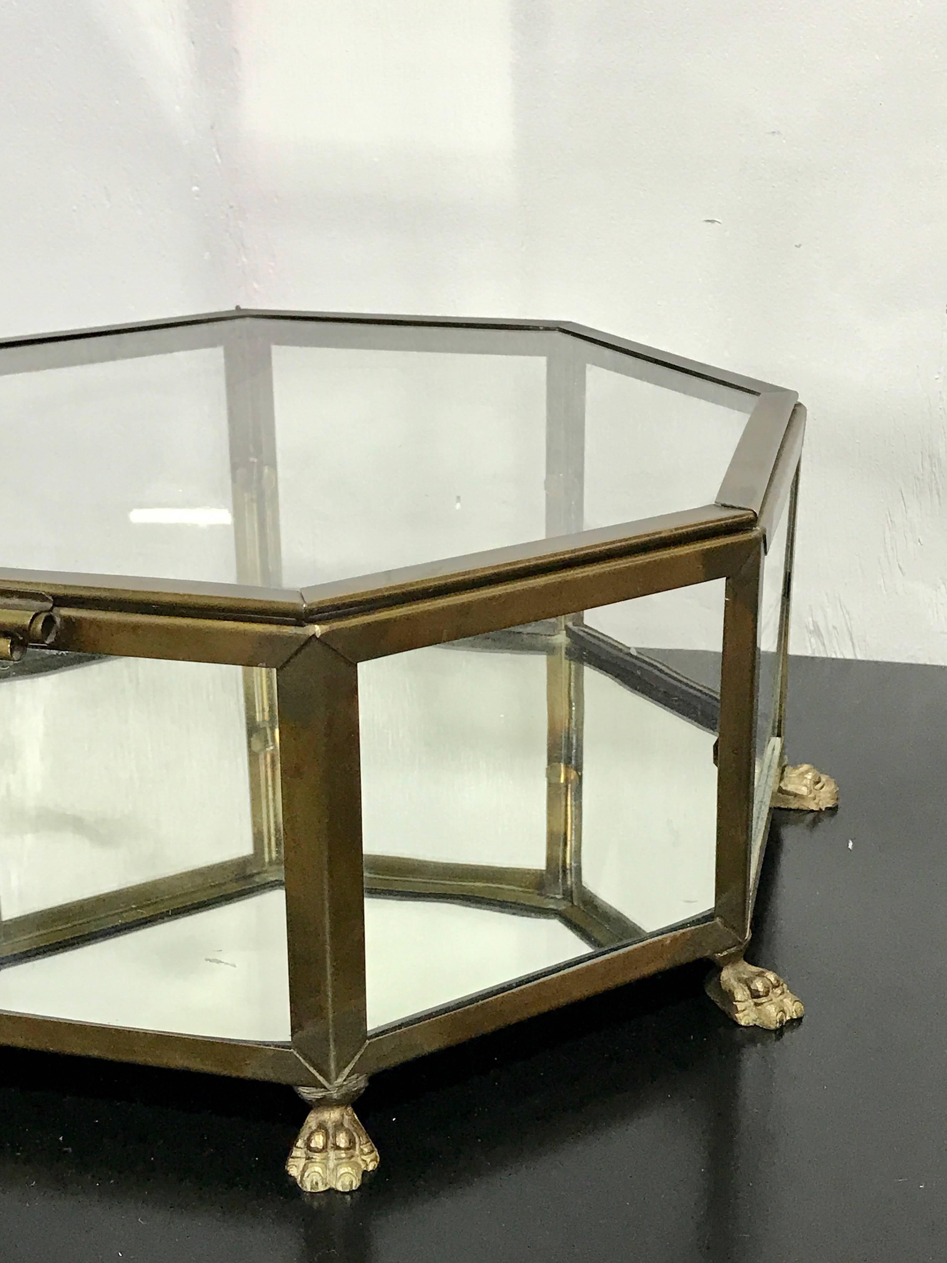 Italian Grand Tour Style Brass Octagonal Table Vitrine In Excellent Condition In West Palm Beach, FL