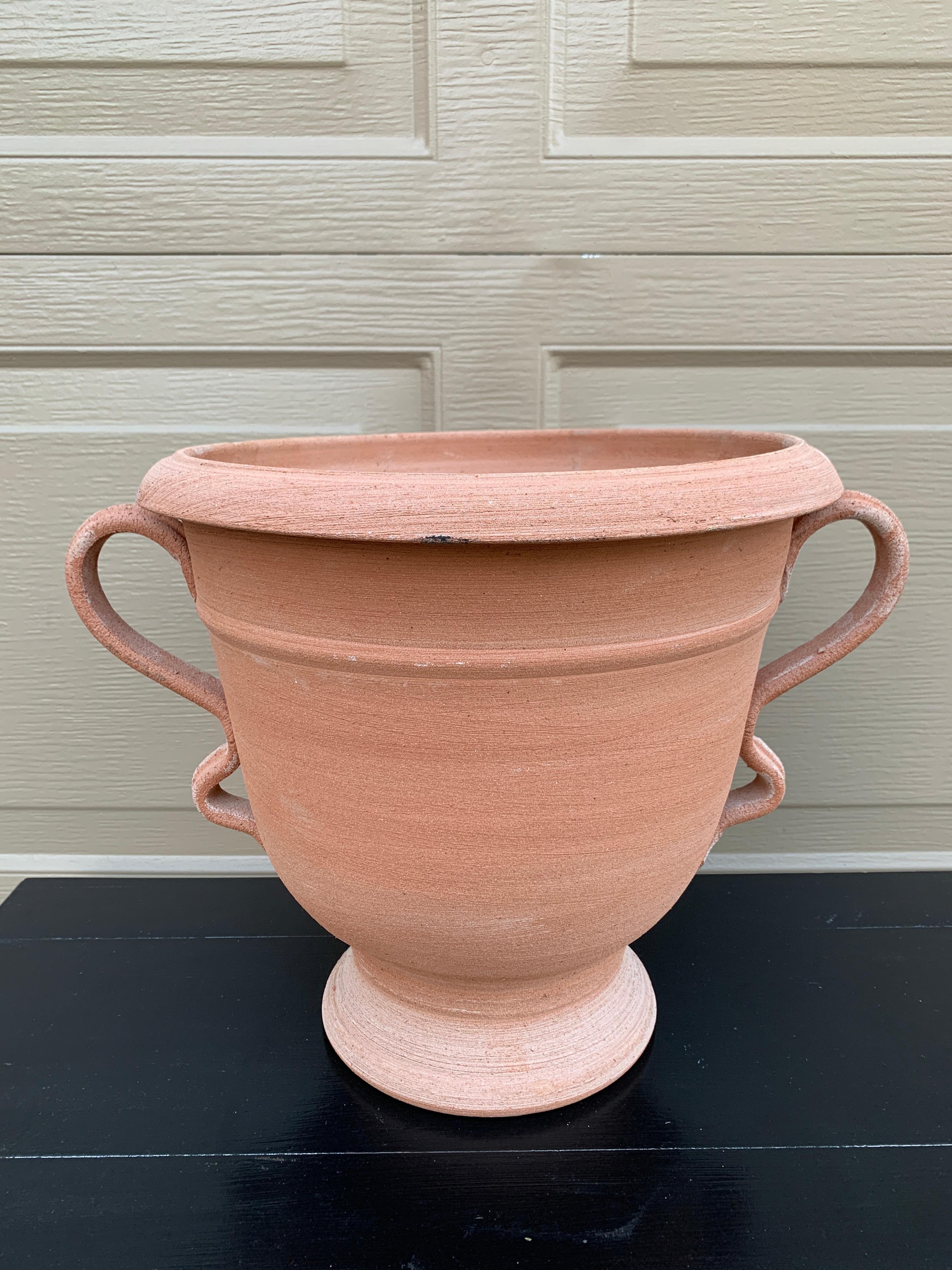 Uno splendido vaso, urna o fioriera in terracotta in stile Grand Tour o Neoclassico con manici 

Italia, inizio XXI secolo

Misure: 16 