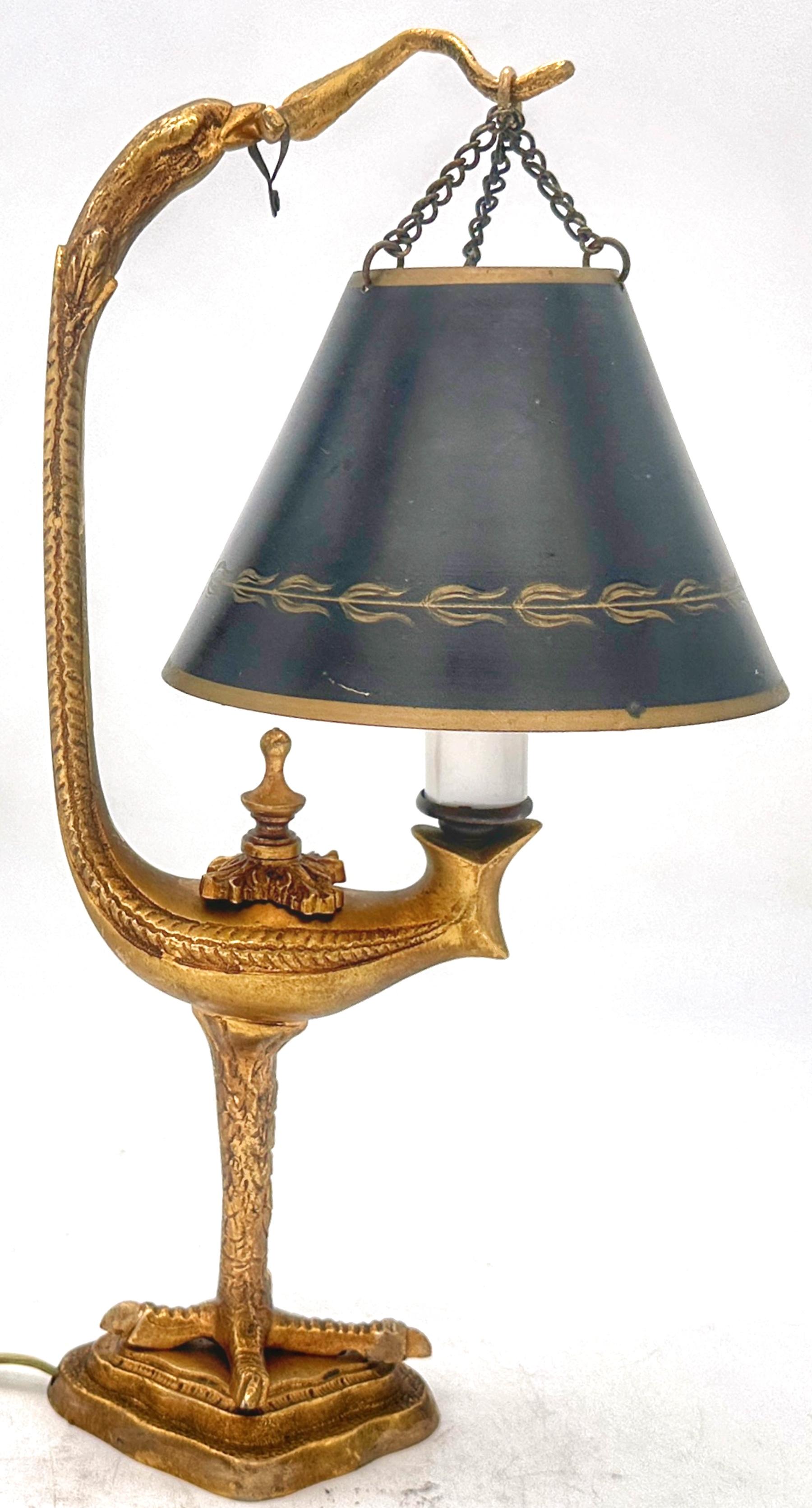 Italienische Lampe aus vergoldeter Bronze und Zinn im Grand-Tour-Stil nach der römischen Antike 

Italien, ca. 1950er Jahre

Das Set besteht aus einer vergoldeten Bronzelampe und einem Tole-Schirm.

Diese exquisite italienische Lampe im